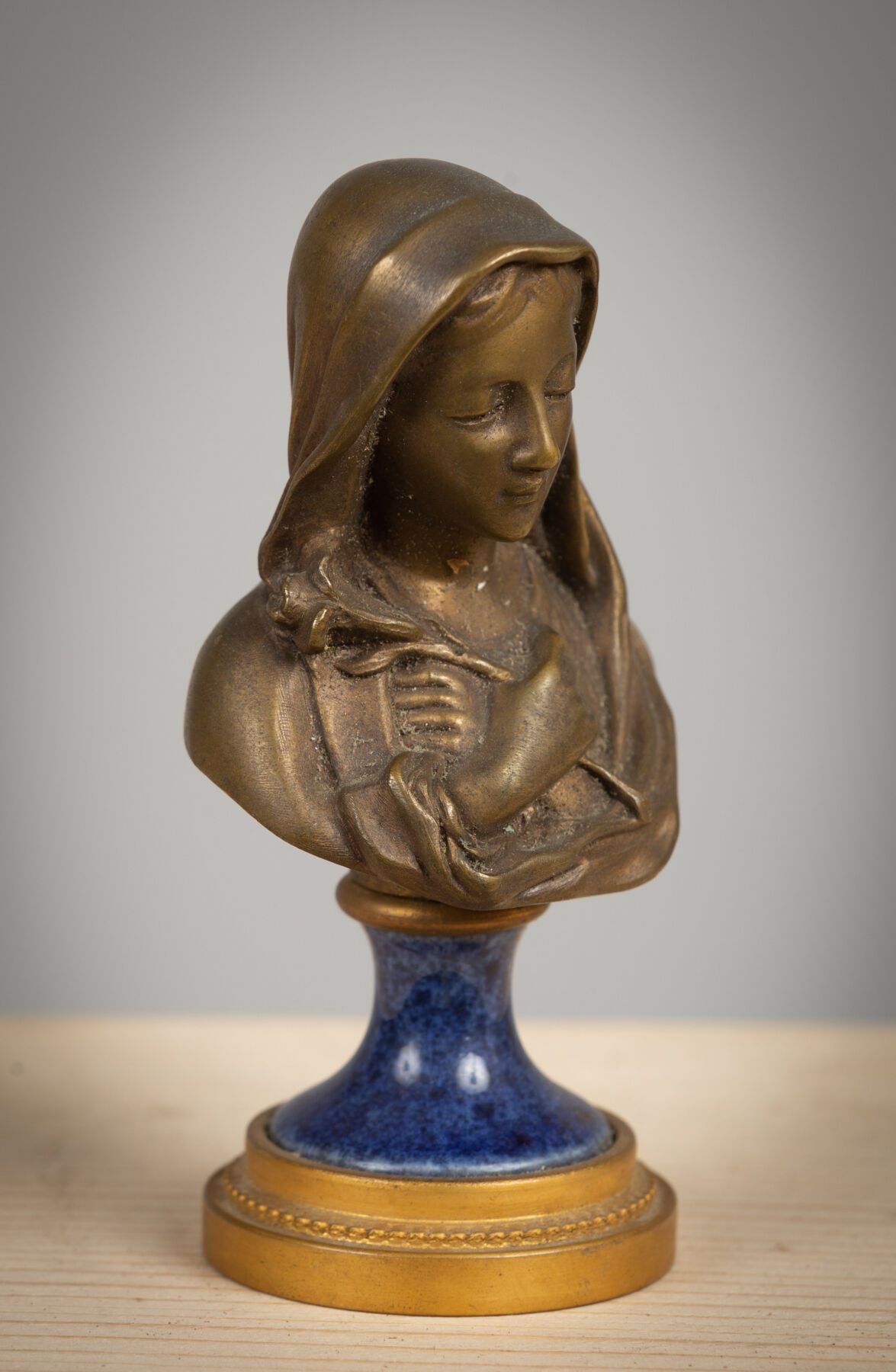 Null Armand ROBLOT (1890-1983).
Buste de sainte tenant un lys.
Bronze à patine m&hellip;
