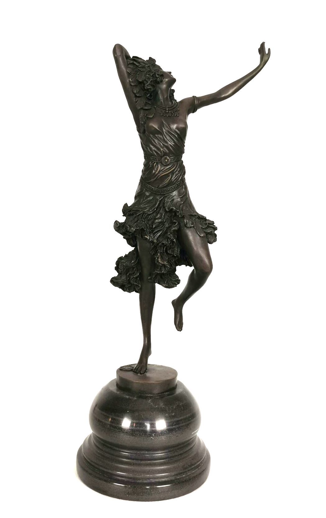 Null 克莱尔-让娜-罗伯特-科利内（1880-1950），后。 
斯巴达的舞者。 
青铜雕塑，有棕色的铜锈。 
台阶上有签名Cl. R. Colinet. &hellip;