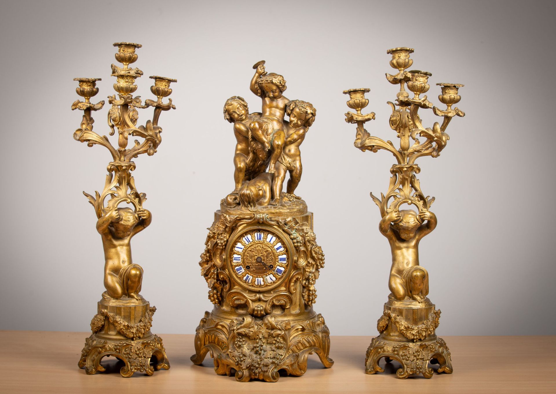 Null 带有收获熊的镀金青铜壁炉包括：一个富含藤枝装饰的时钟，上面有四只收获和饮水的熊，一对四灯烛台由熊支撑。表盘上有Vittoz在巴黎的签名。这组作品由Je&hellip;