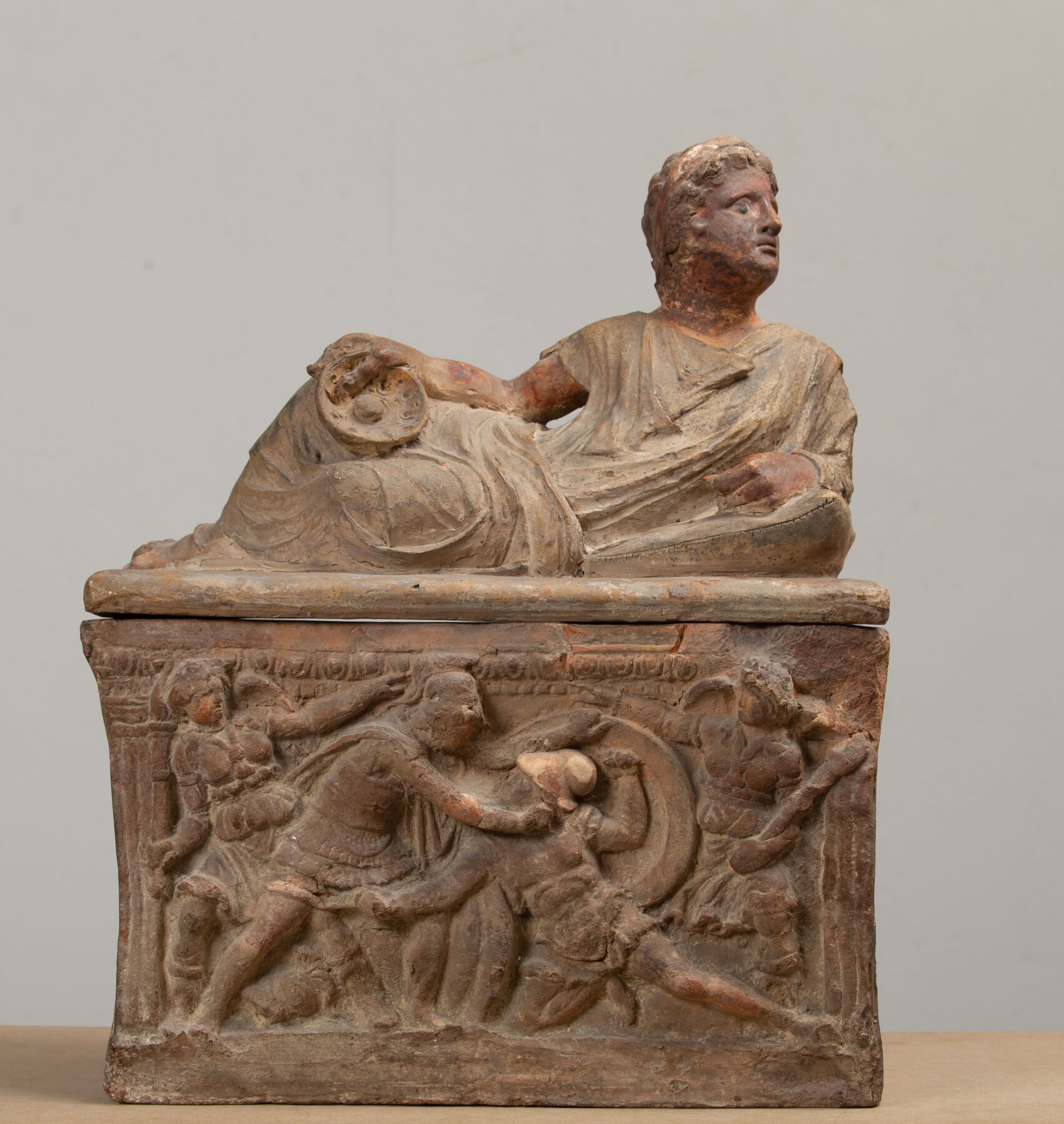 Null 罐子上装饰着神话中的战斗场景。 
它描绘了底比斯国王的两个儿子埃特奥克勒斯和波利尼克斯在自相残杀的战斗中，两边是两个愤怒的人。 
盖子上有一个戴着植物&hellip;