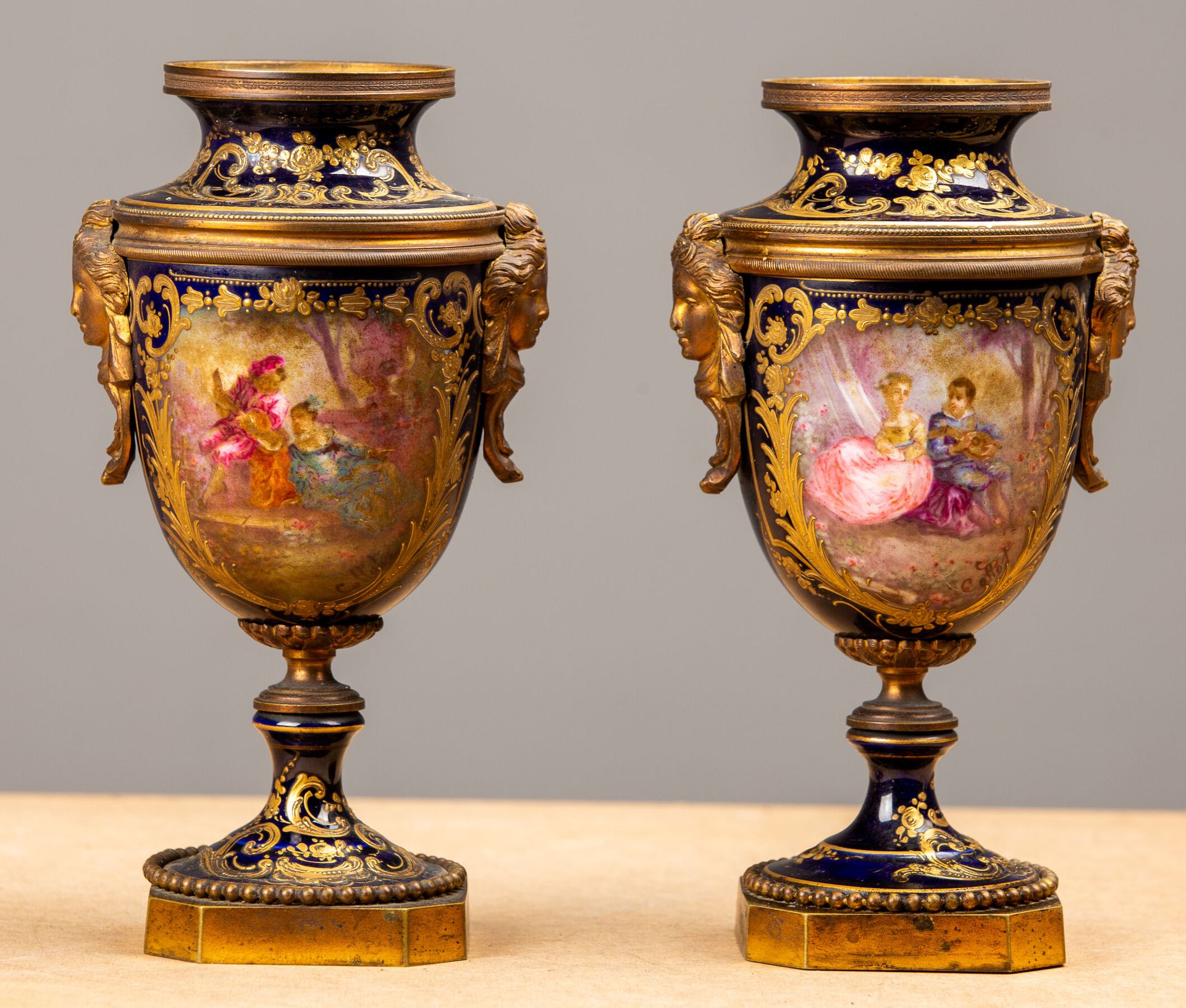 Null SEVRES, dans le goût de.
Paire de vases en porcelaine à décor polychrome de&hellip;