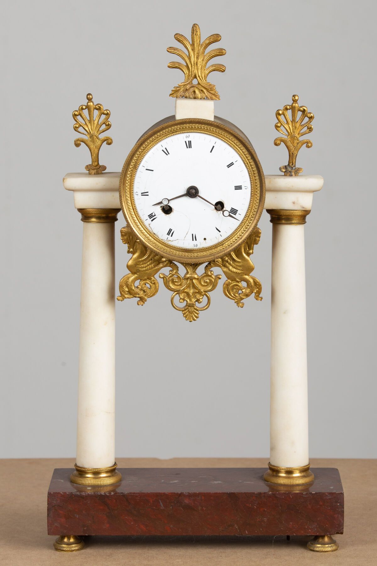 Null Portico clock with columns in marble and gilt bronze
Restoration period.
H_&hellip;