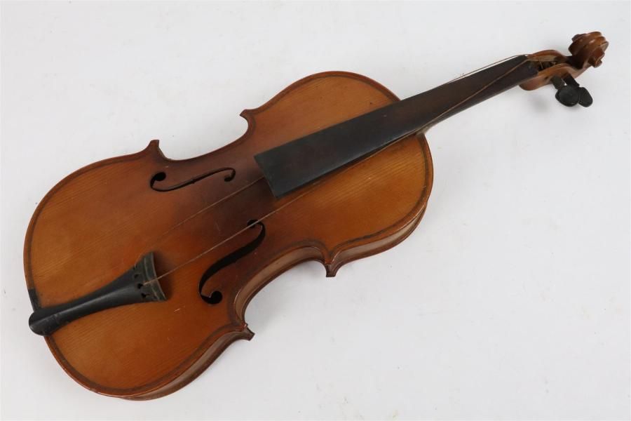 Null Violon d'après Stradivarius.

Travail de Mirecourt du début du XXème siècle&hellip;