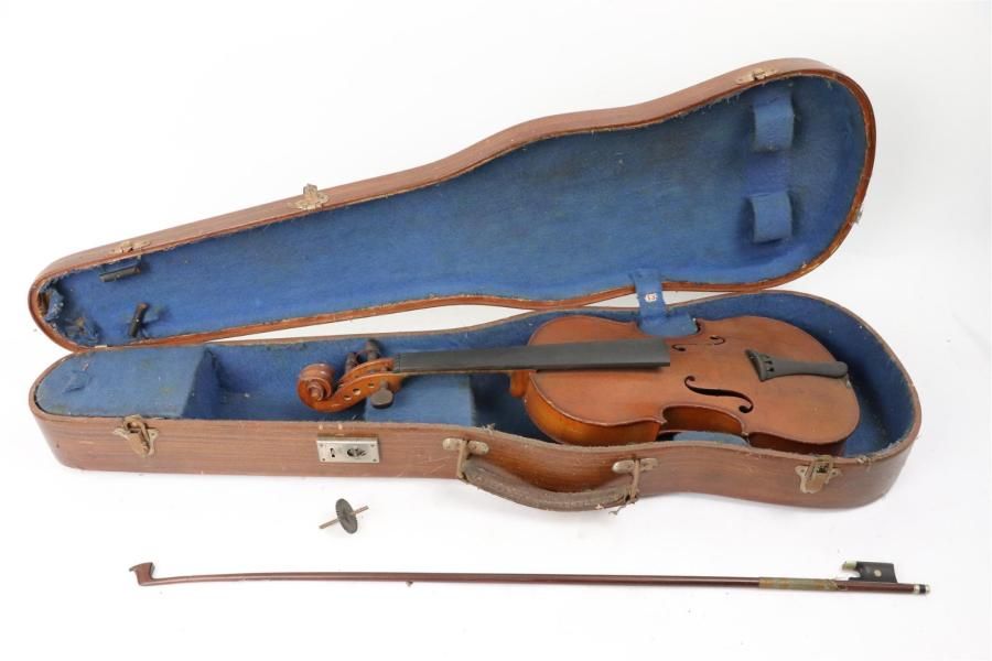 Null Violon 3/4 étiquette Stradivarius Cremone et AS dans un cercle.

L_330 mm.
&hellip;