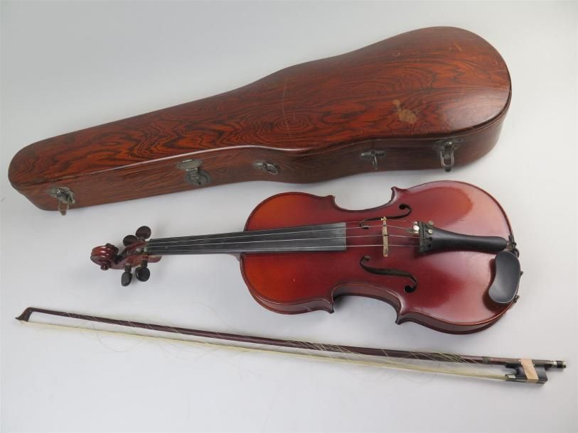 Null Violon Mirecourt.

XXème siècle. 

Etiquette apocryphe Stradivarius.

L:35,&hellip;