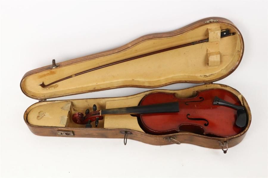 Null Violon portant étiquette.

"Nicolas Bertholini, luthier de l'empereur et de&hellip;