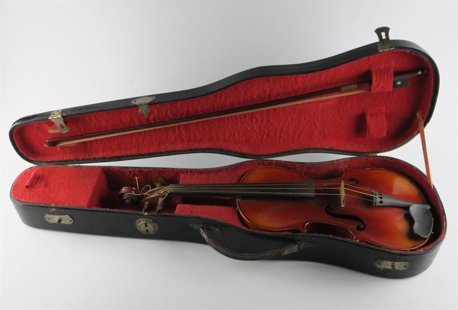 Null Violon 3/4 Mirecourt. 

XXème siècle. 

Etiquette apocryphe Stradivarius. 
&hellip;