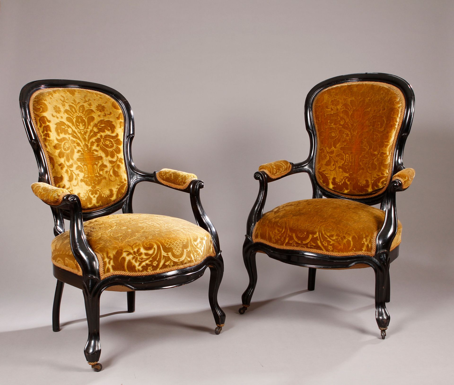 Non venu 模制的发黑木质休闲家具，采用凸脚设计，包括 :

4张扶手椅。高：97厘米，宽：60厘米

2把带杆的椅子。

1张沙发。高：102厘米，宽：&hellip;