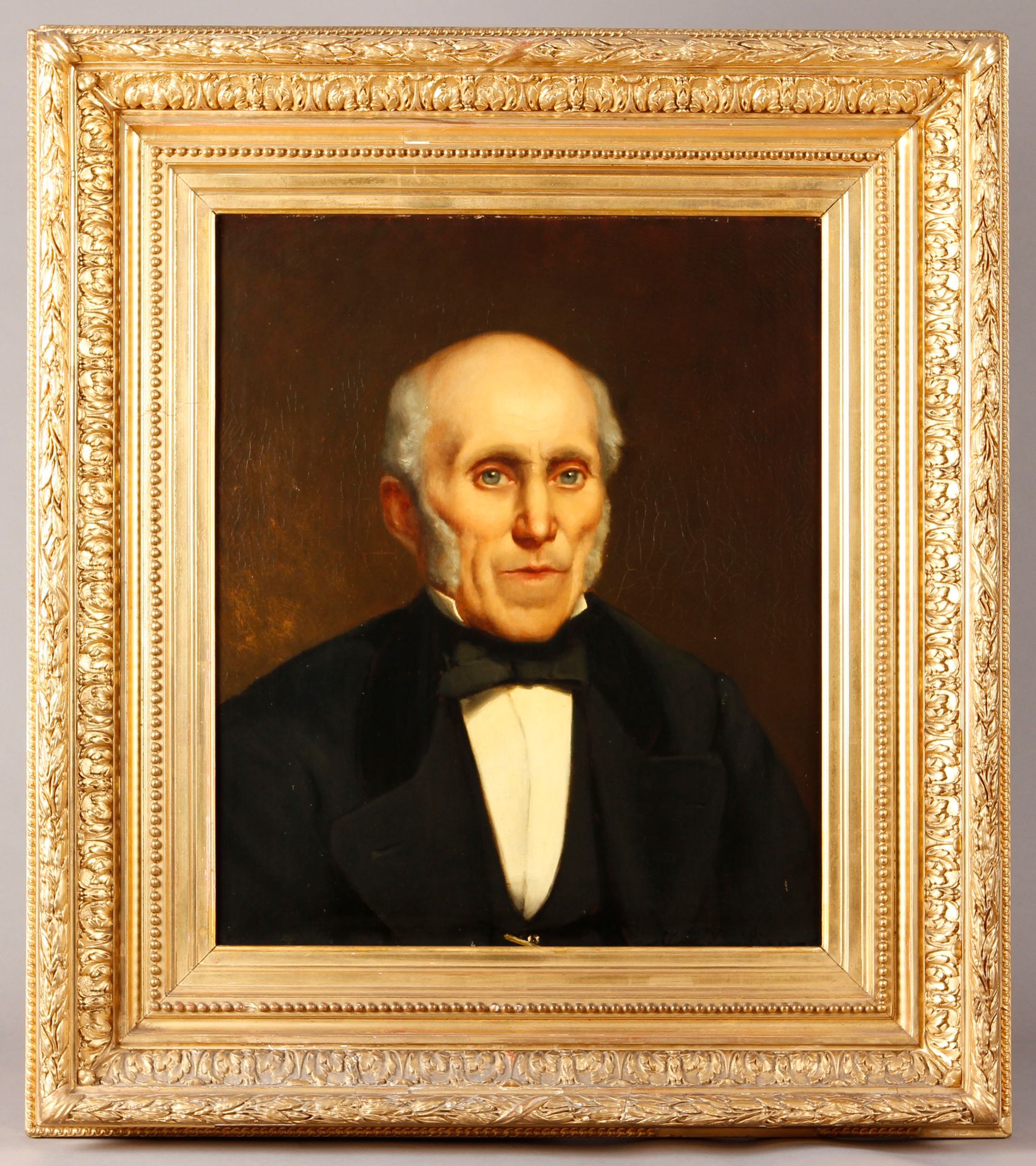 Null 19世纪法国学校

有鬓角和领结的男子肖像

布面油画（意外）。

木质框架和镀金灰泥，装饰有珍珠和刺桐叶。

54 x 45 厘米