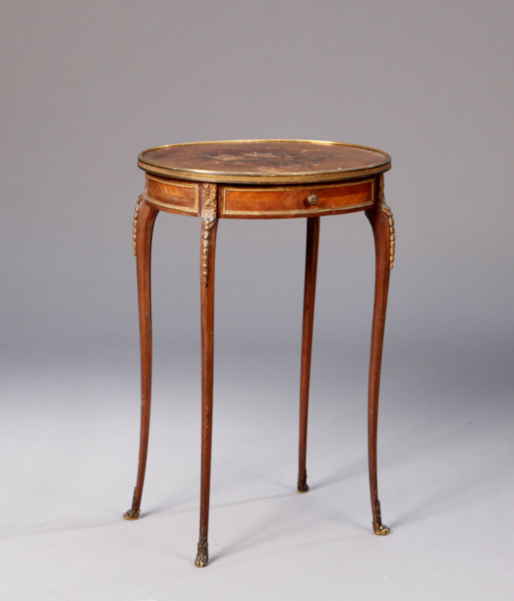 Null Kleiner ovaler Salontisch aus Furnierholz, die Tischplatte mit Intarsien au&hellip;