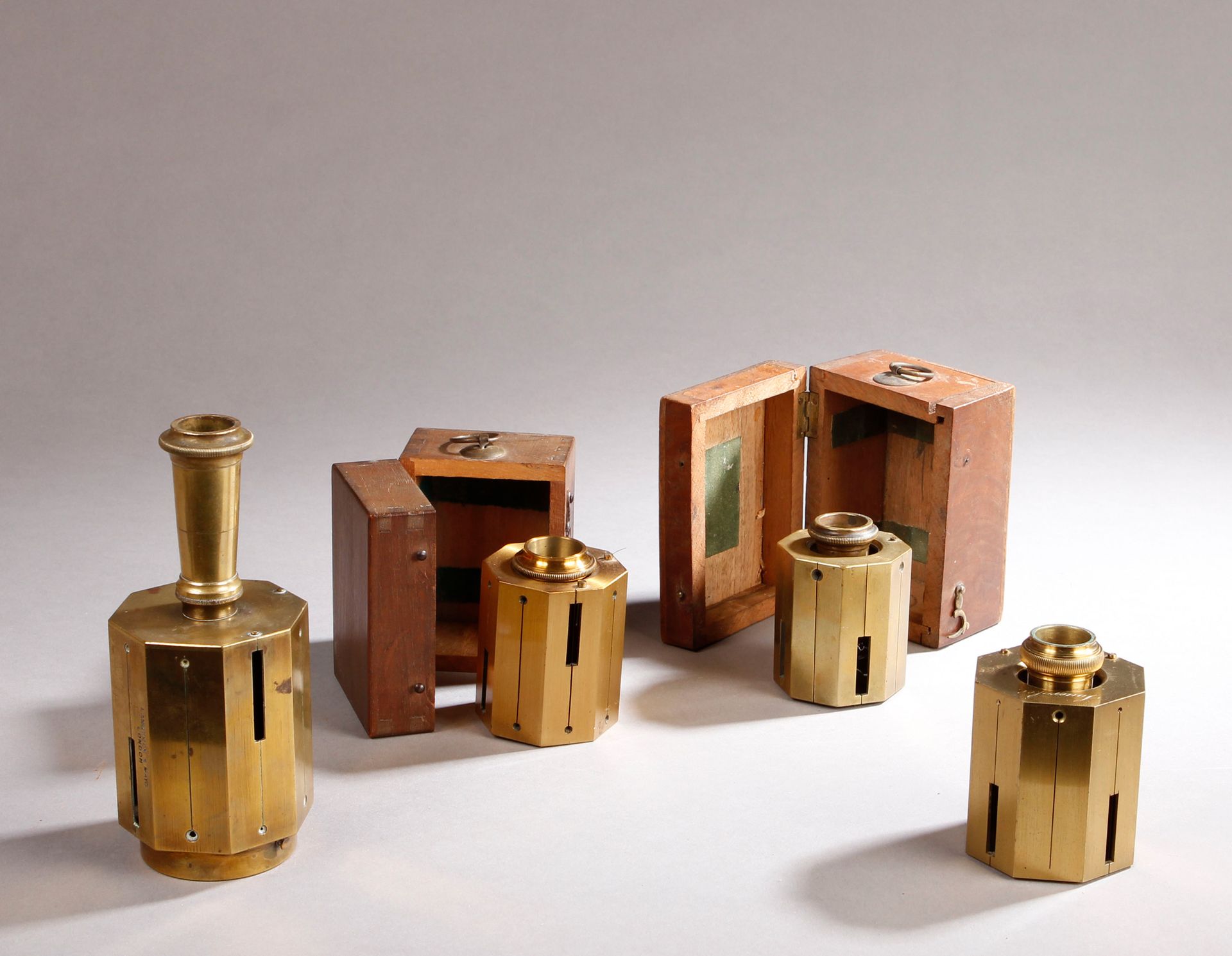 Null 一套4个青铜和黄铜测角器或量角器，其中一个带有罗盘，署名Lawrence & Mayo-London，一个由Sauevaker在巴黎制作。一盒2个，其&hellip;