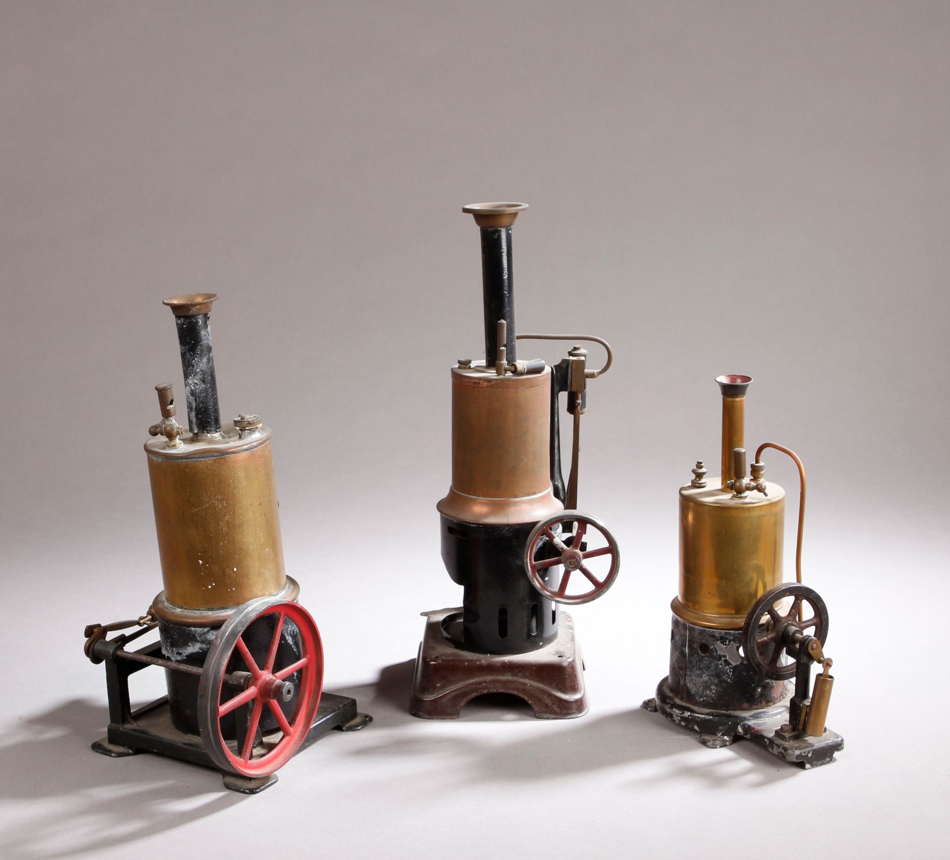 Null 3600/34

三台铜质垂直罐式蒸汽机及其烟囱和两个燃烧器。(小事故和缺失的部分)。高度：20、26和30厘米
