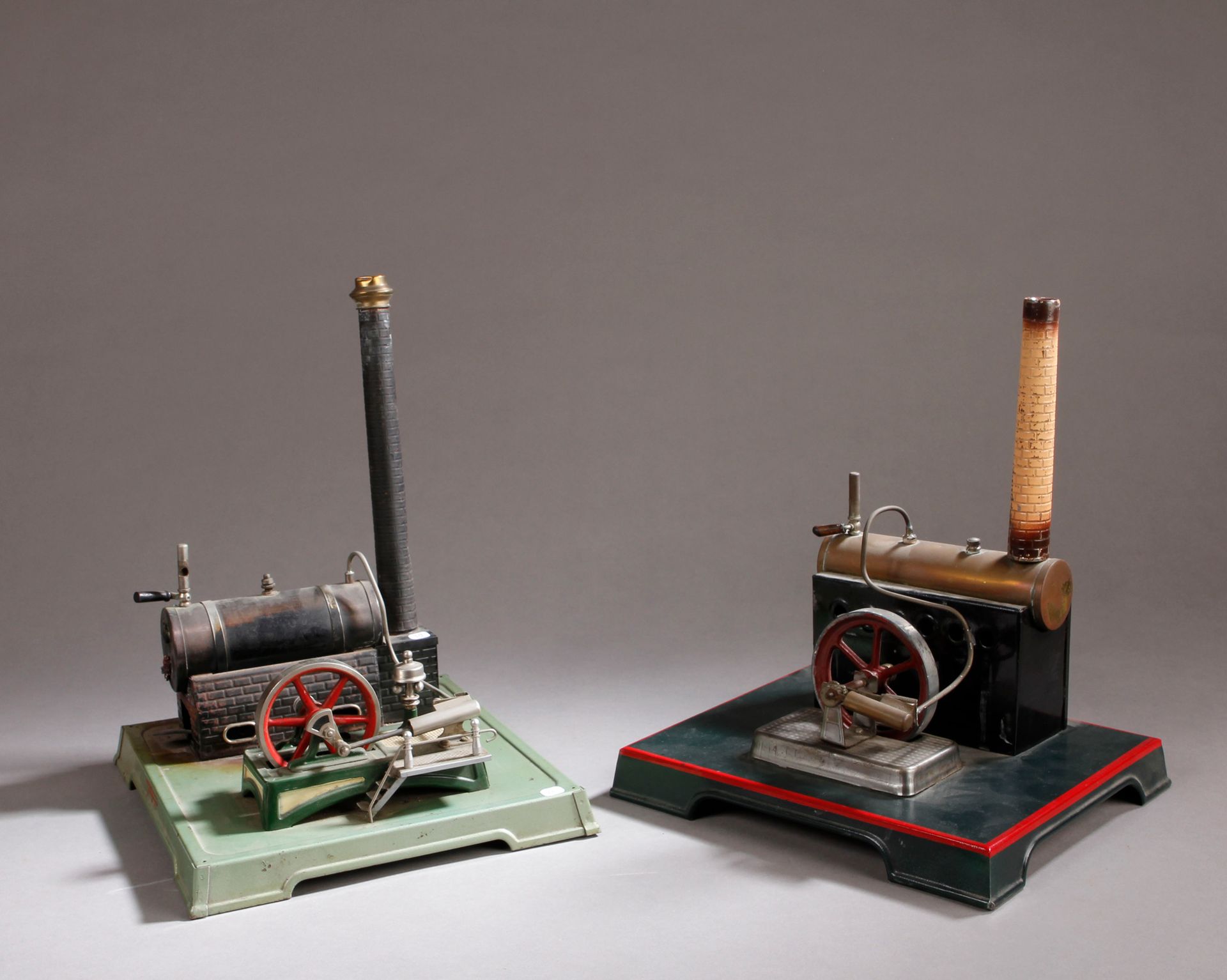Null 两台工厂型蒸汽机，一台海斯曼带烟囱（一台不符合模型），放在金属托盘上。25x25厘米左右。