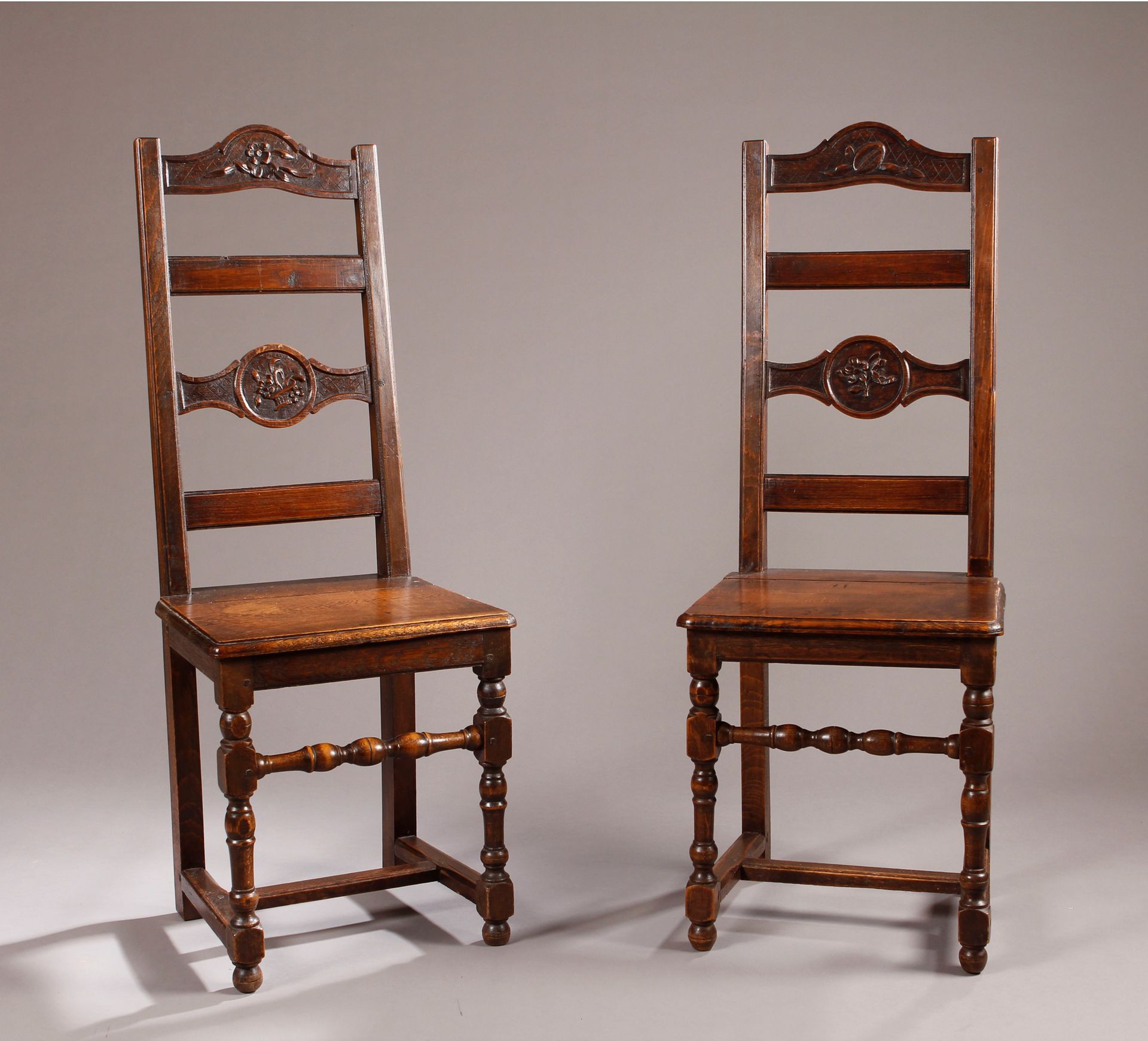 Null Suite of six high-backed chairs in oak with 4 bars carved with fruits and f&hellip;