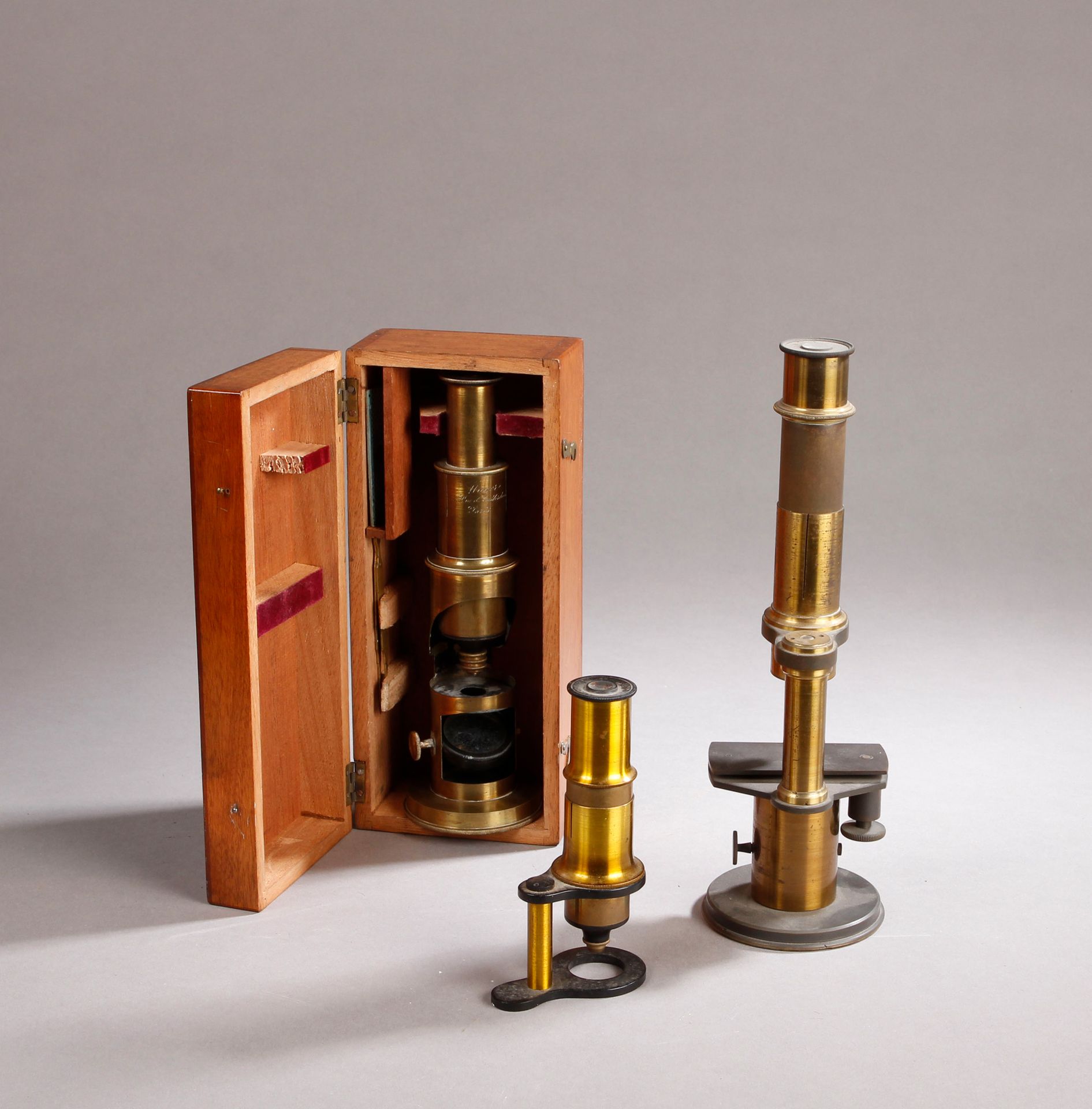Null Set mit drei Mikroskopen: 1 Trommelmodell aus Messing mit der Signatur Maye&hellip;
