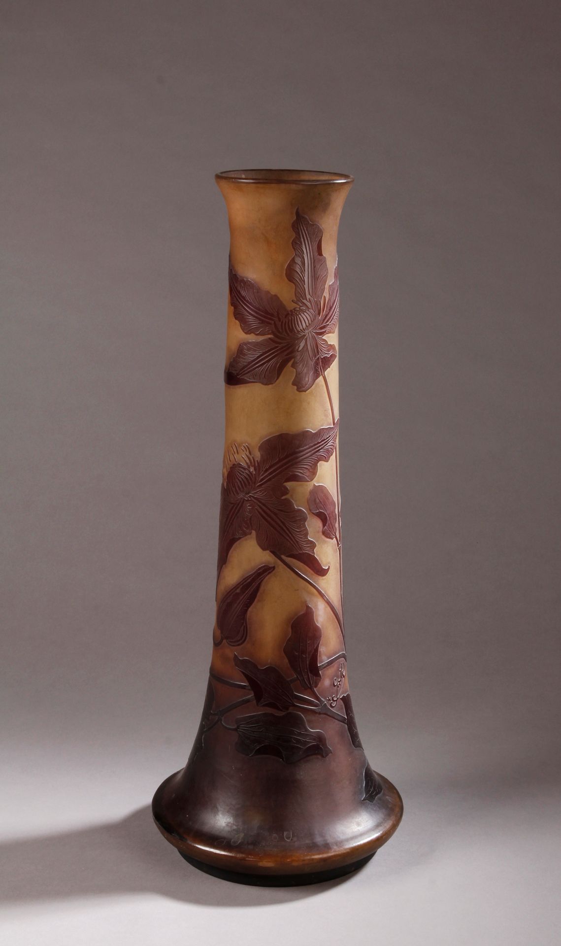 Null GALLE

Kegelstumpfartige Vase mit geschwollener Basis und ausgestelltem Hal&hellip;