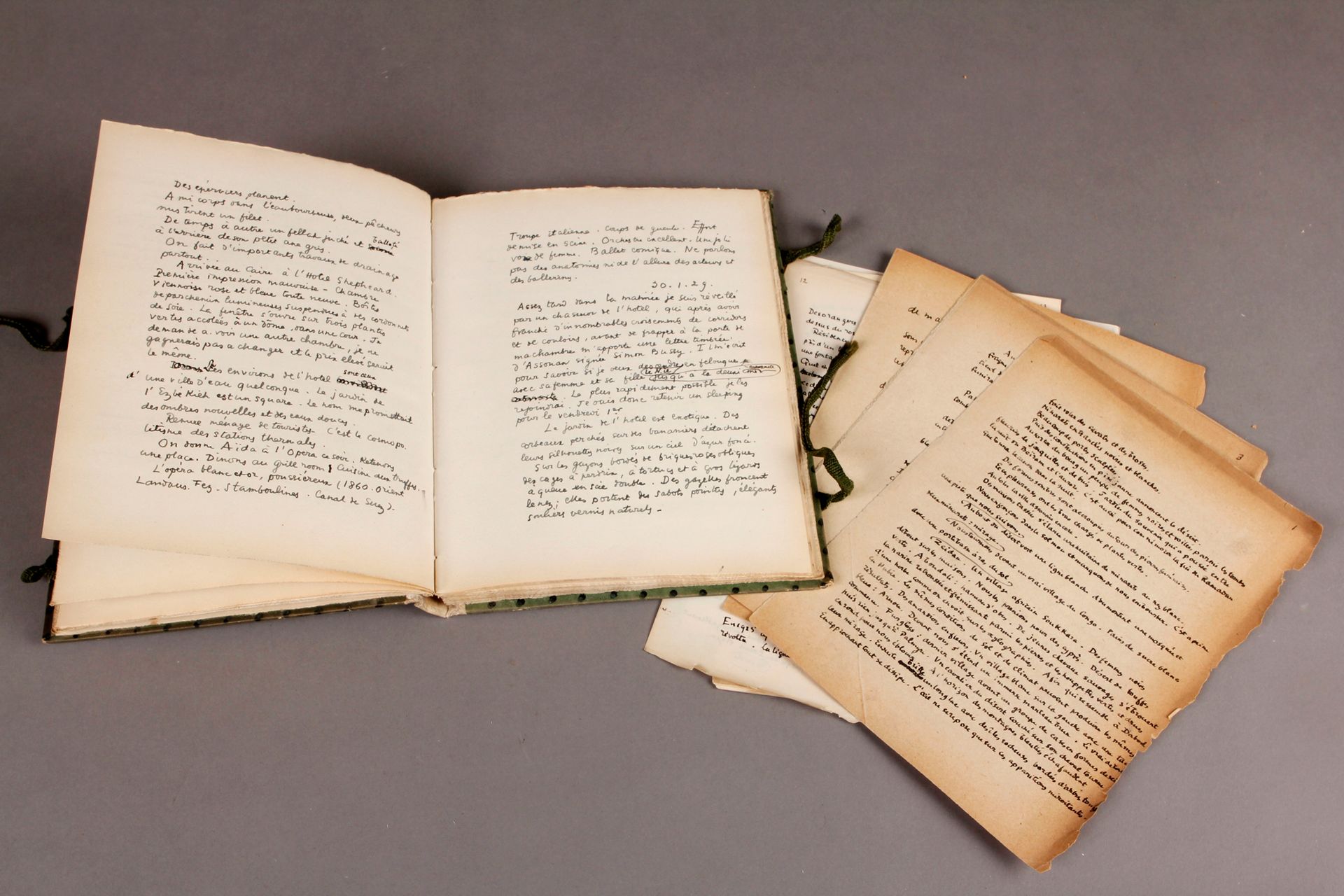 Null [埃及和中东]。94页的匿名手稿和34页的散页。从1929年1月22日至1929年4月13日。小8开本（20.5x16厘米），半牛皮纸和线装。在画家西&hellip;
