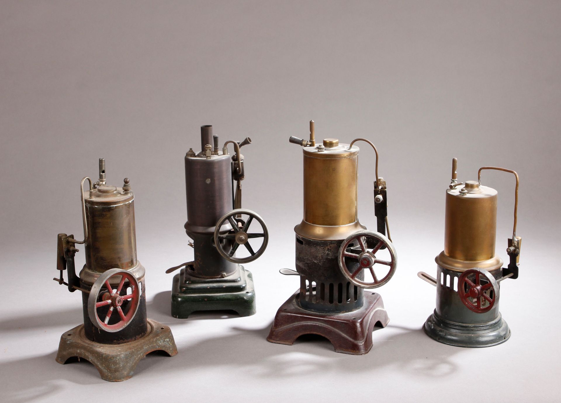 Null 四个垂直罐式蒸汽机，没有烟囱，有4个燃烧器。(修复、震荡和缺失的部分)。高度为19至23厘米。