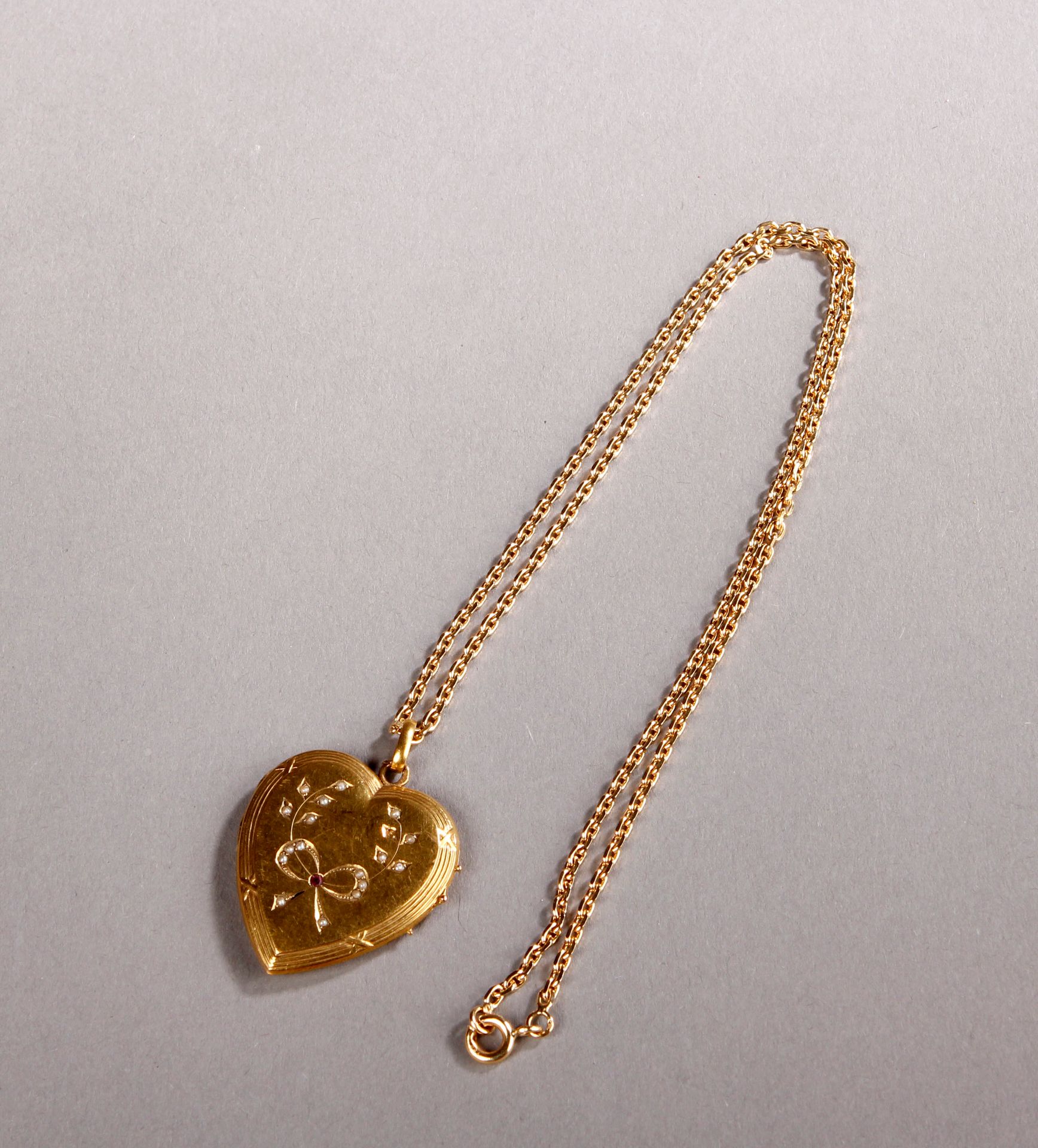 Null Ciondolo a forma di cuore con catena in oro giallo.
Peso: 14,9 g