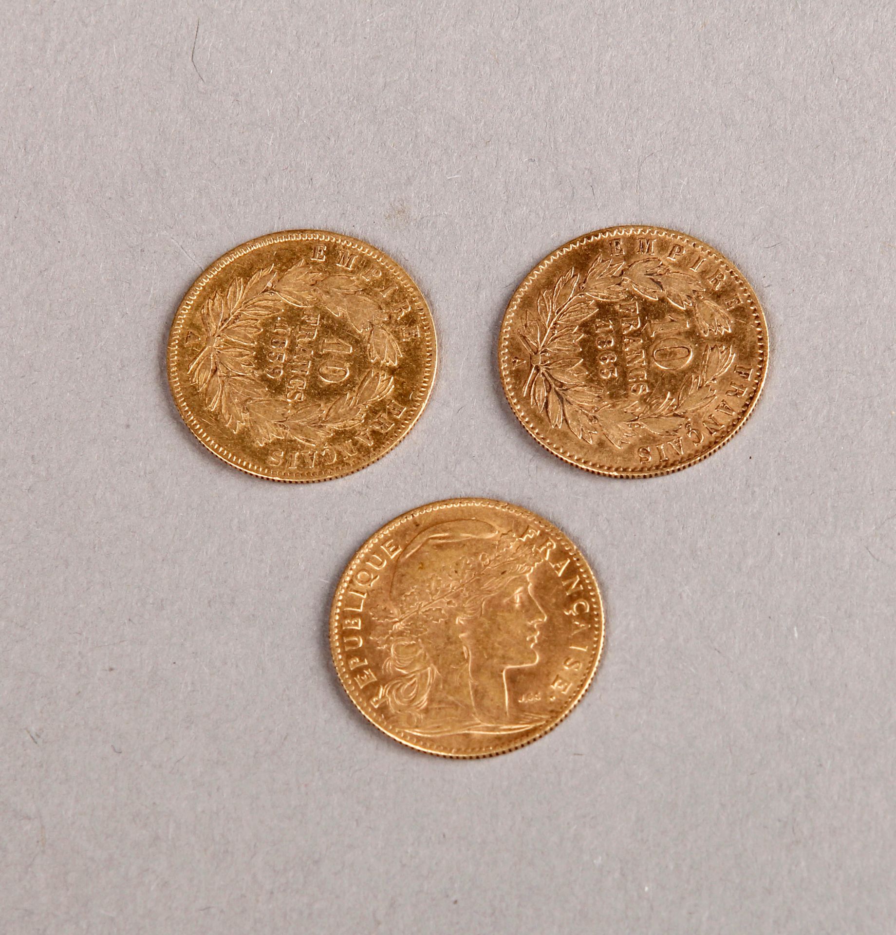 Null DREI 10-Franc-Goldmünzen von Napoleon III und mit Hahn.