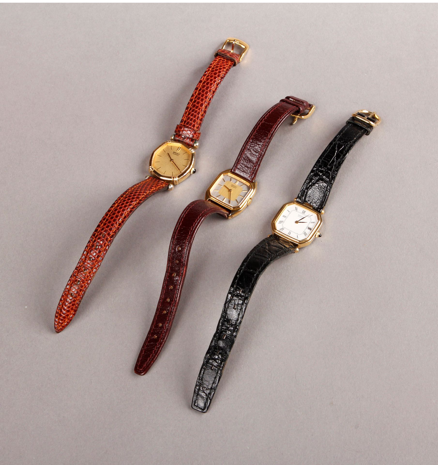 SEIKO Trois montres bracelets de dame en acier, le boitier doré, bracelets cuir &hellip;