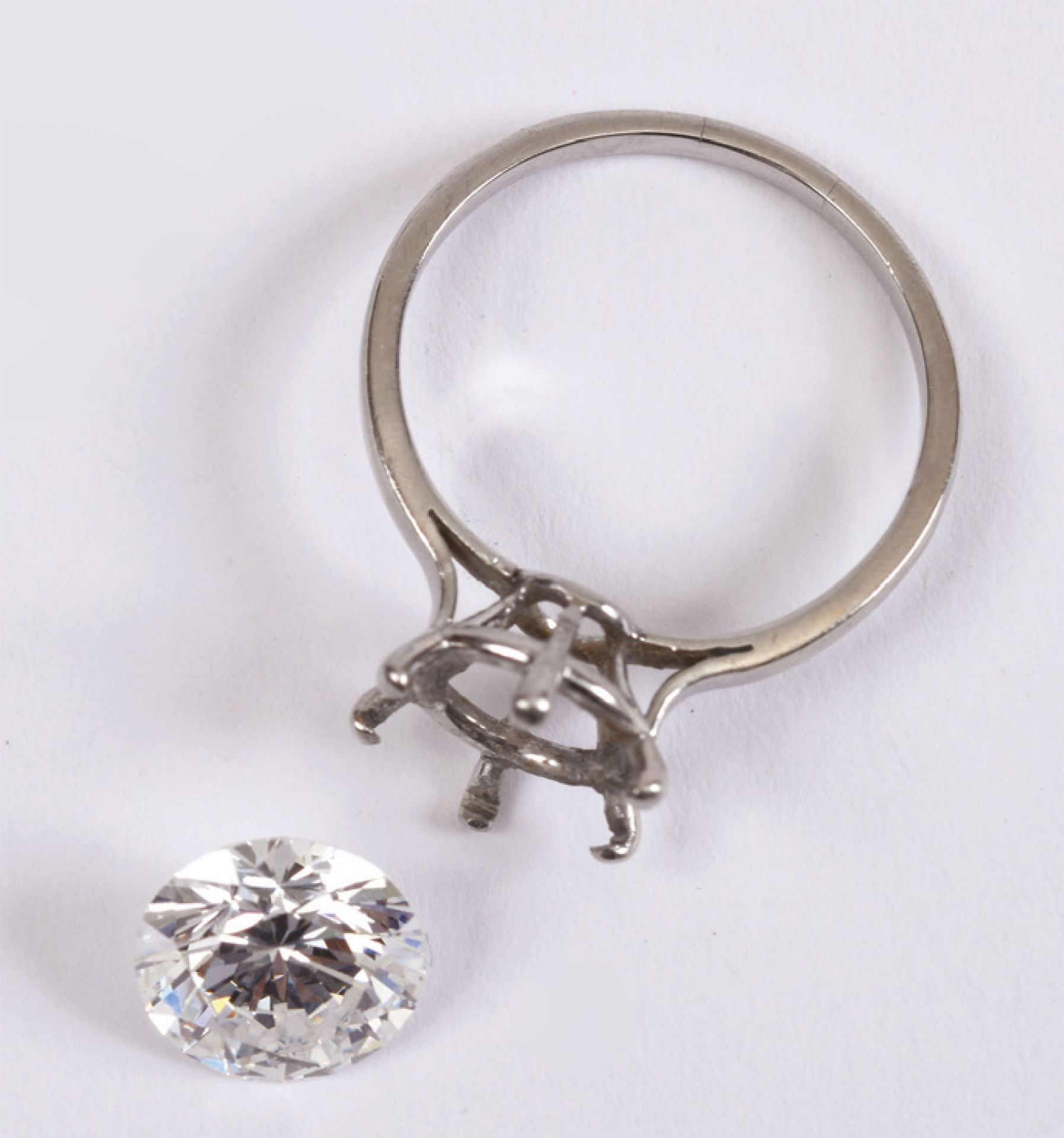 Null 戒指上镶嵌着铂金的单颗明亮型钻石。钻石的重量：3.01克拉。
伴随着LFG预认证，说明：。颜色E，
纯度Si1，低荧光。
毛重 : 4,2 g