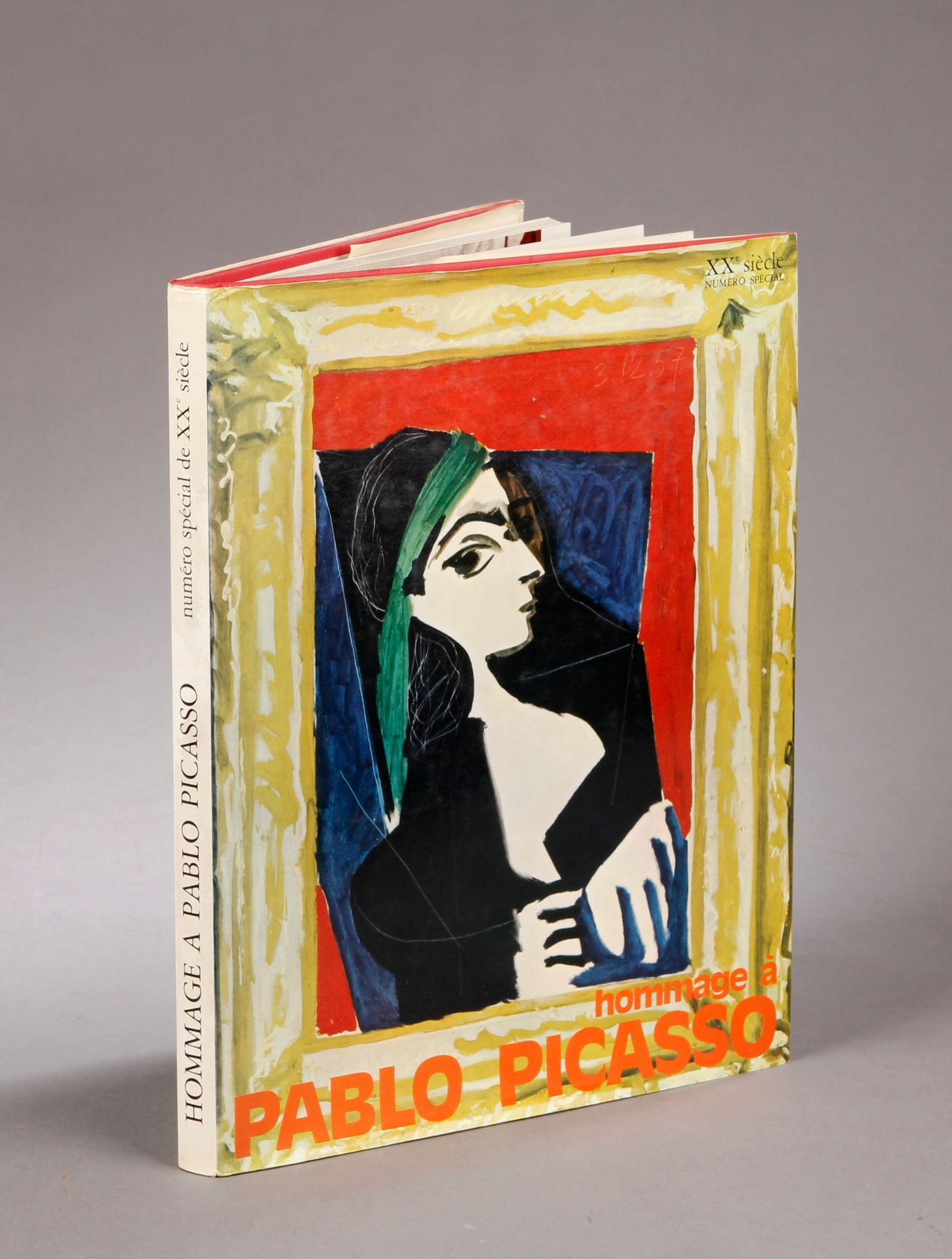 Null [XX世纪评论]。向毕加索致敬。特刊。Cahiers d'art, 1971; in-4 (32x25 cm), 红色珍珠岩和彩色插图的防尘套。28张&hellip;