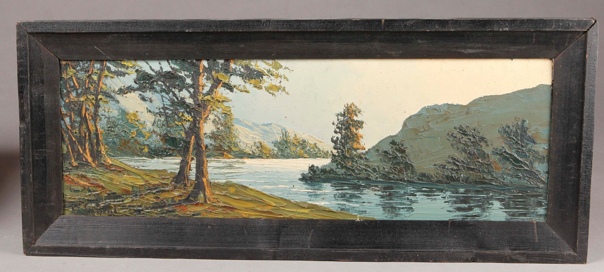 Null 20世纪的学校
干草堆和山湖
纸板上的两个油彩。
(发黑的木质框架，事故）。
17,5 x 49 cm
