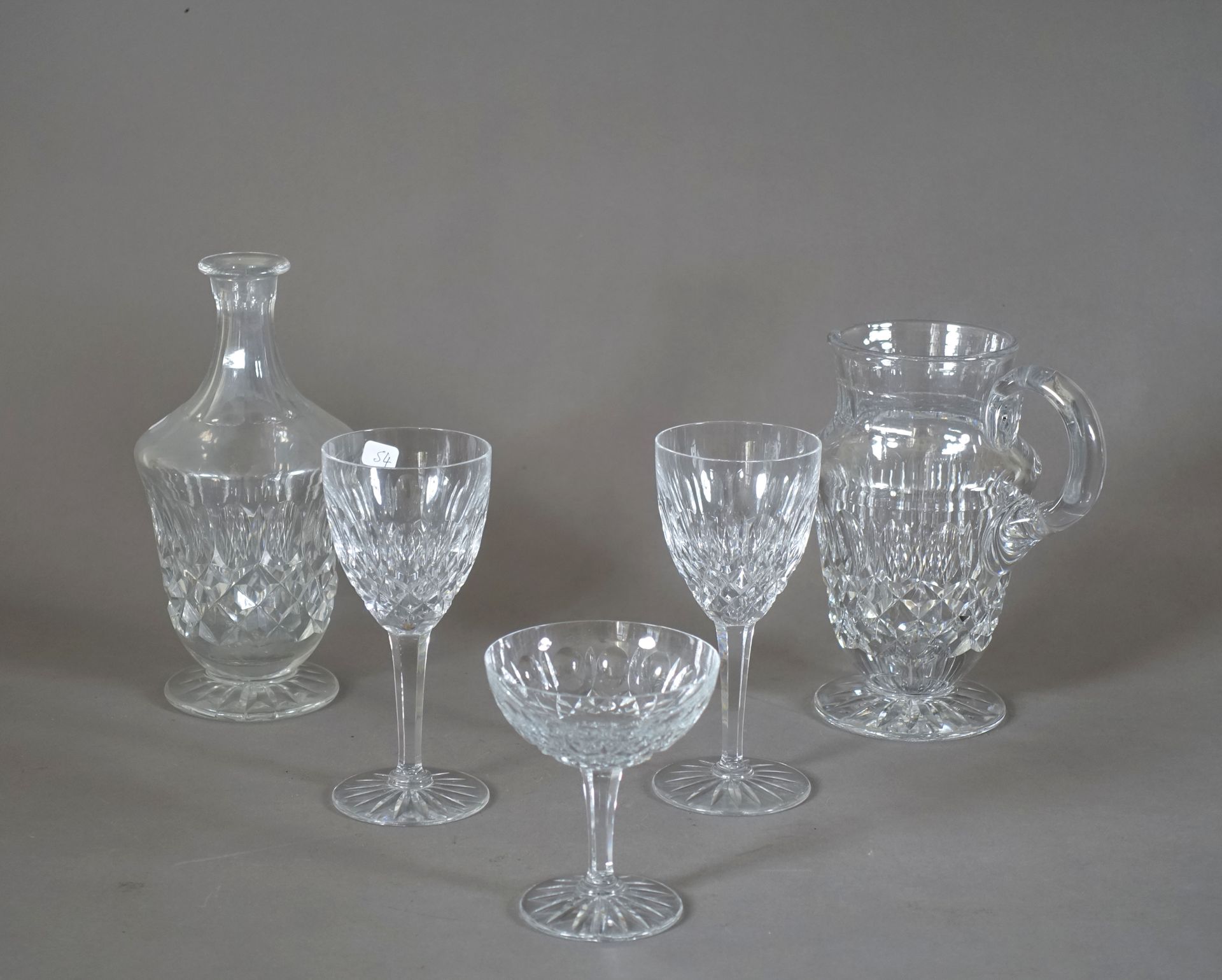 Null 一套菱形装饰的水晶杯，包括:
9只水杯，9只红葡萄酒杯，12只白葡萄酒杯，10只香槟杯，2只醒酒器。
20世纪。