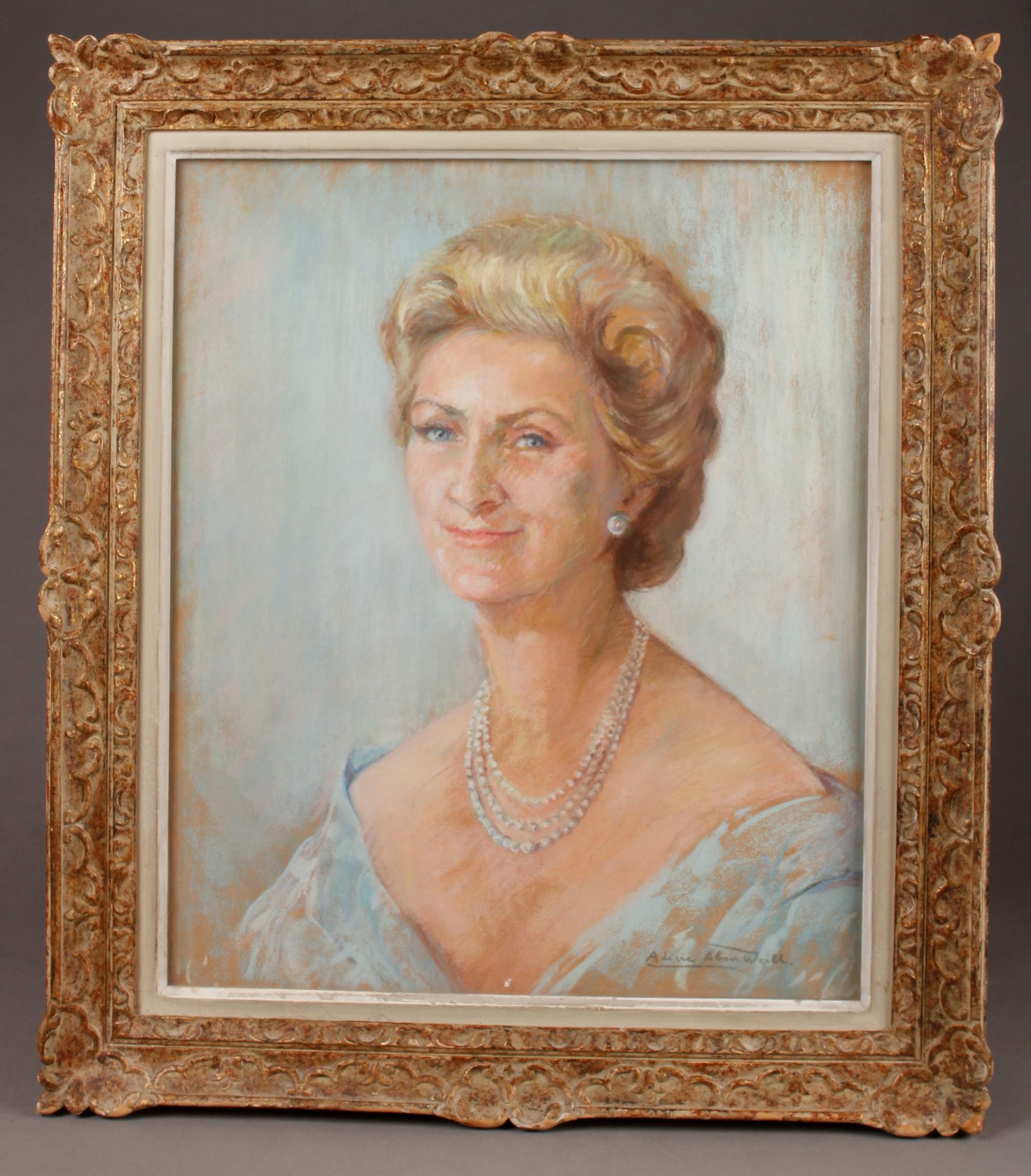 Null 20世纪的学校
一个戴着珍珠项链的半身女人的画像。
粉彩画，右下方有Adine ABOU WEILL的签名。
59 x 50 厘米
(在玻璃下装框)。