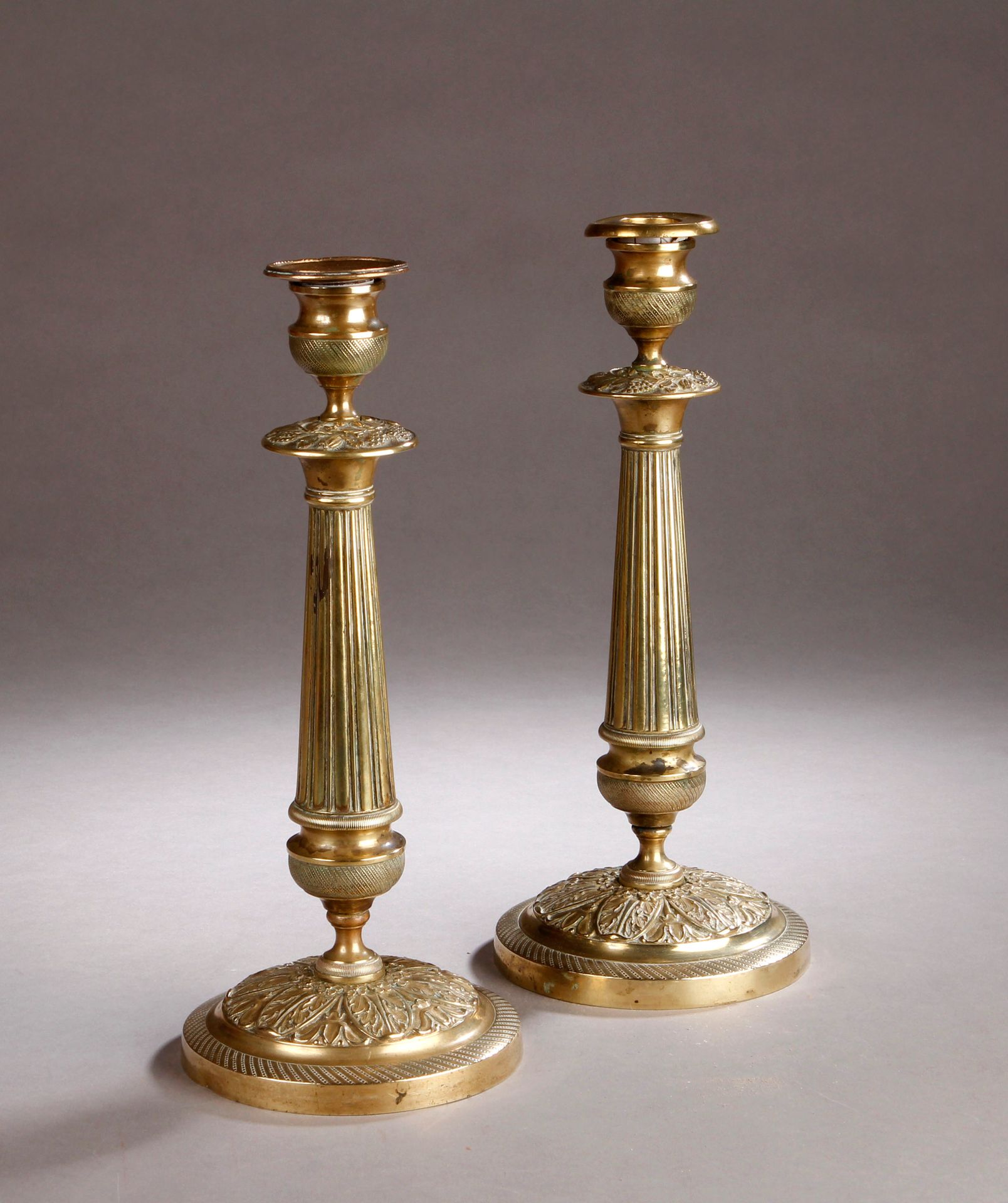 Null 一对黄铜烛台，烛台轴上有小圆点，圆形底座上装饰有刺叶和棕榈花。
19世纪中期。
H.30厘米
