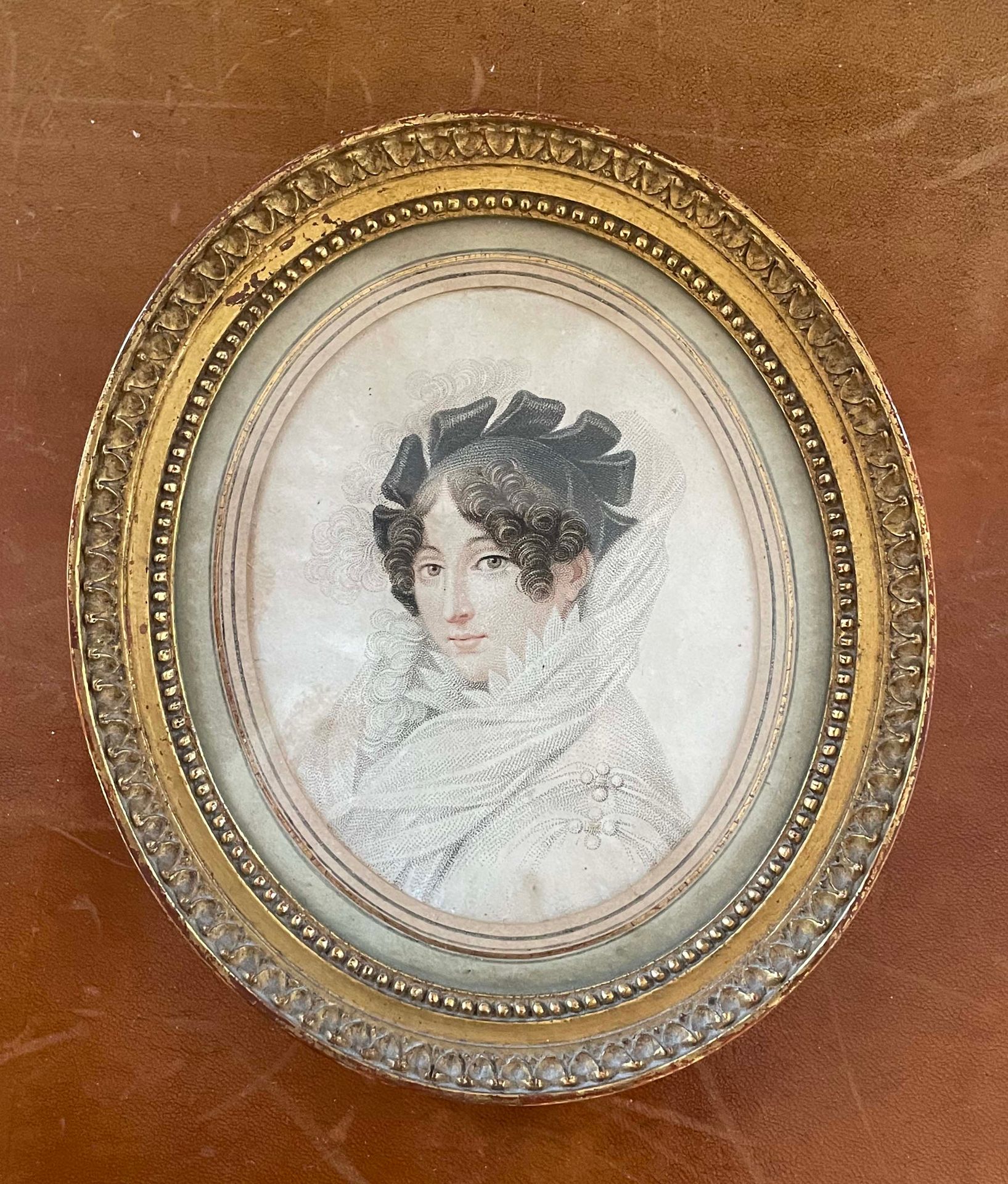 Null Petite gravure ovale « Portrait de jeune-femme ».
Cadre en bois doré à déco&hellip;