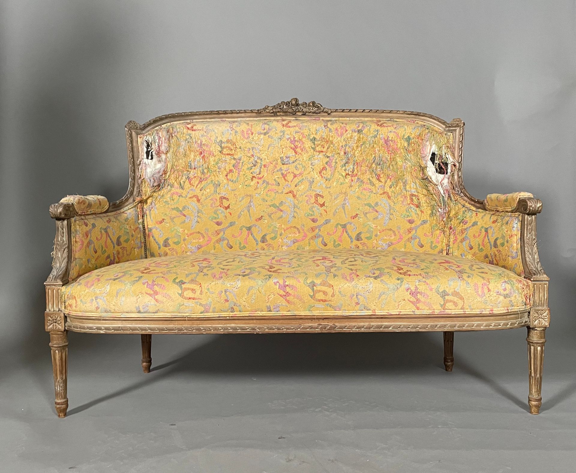 Null 奶油漆木制家具，雕刻着鲜花和丝带，站在锥形和凹槽腿上，包括一个双座沙发，两个贝格，两把椅子和一个侯爵。
(事故，模型的差异）。
路易十六风格，19世纪&hellip;