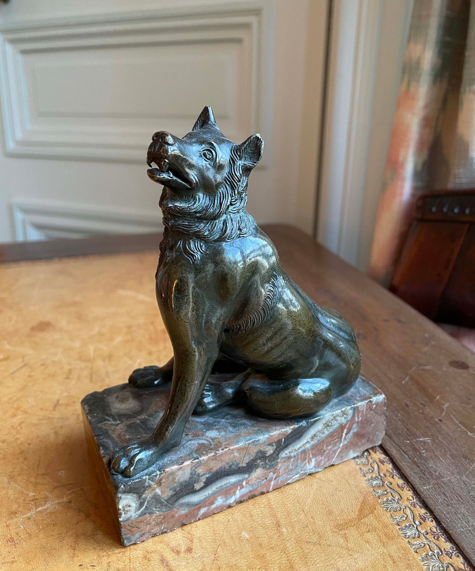 Null Paperweight in bronze representing the she-wolf after the Antique, on a rec&hellip;