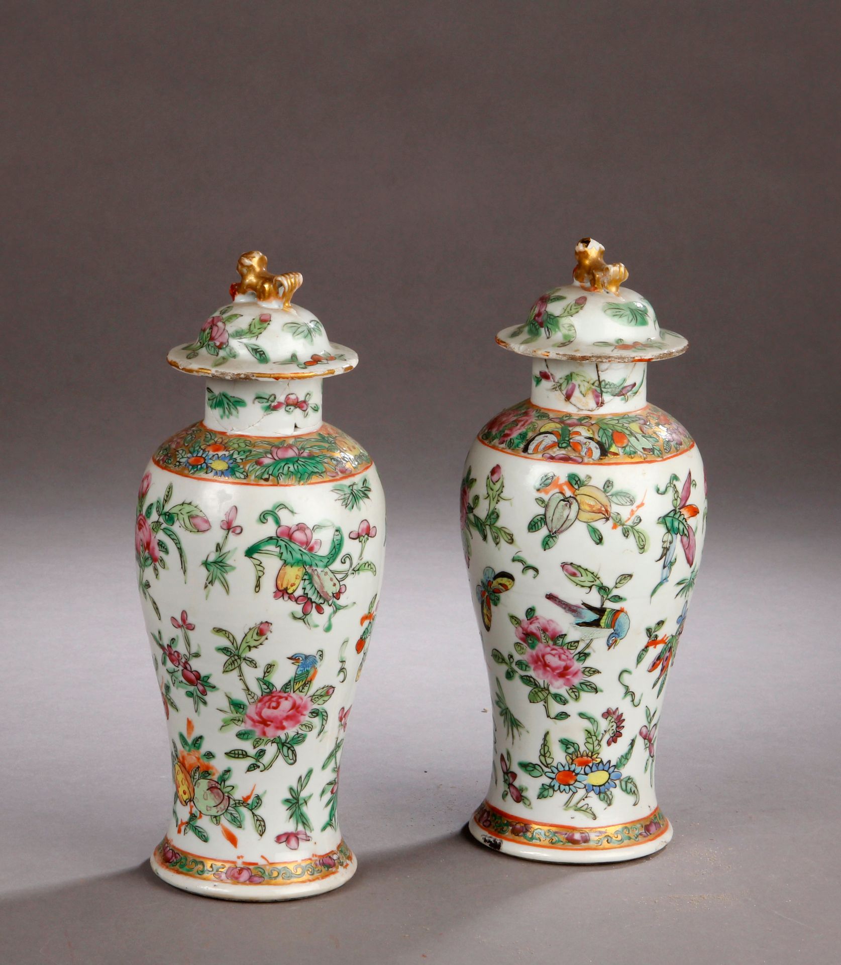 Null 一对瓷器覆盖的阳台花瓶，上面有珐琅彩的花枝装饰（损坏和拼贴）。
中国，20世纪初。
H.24厘米