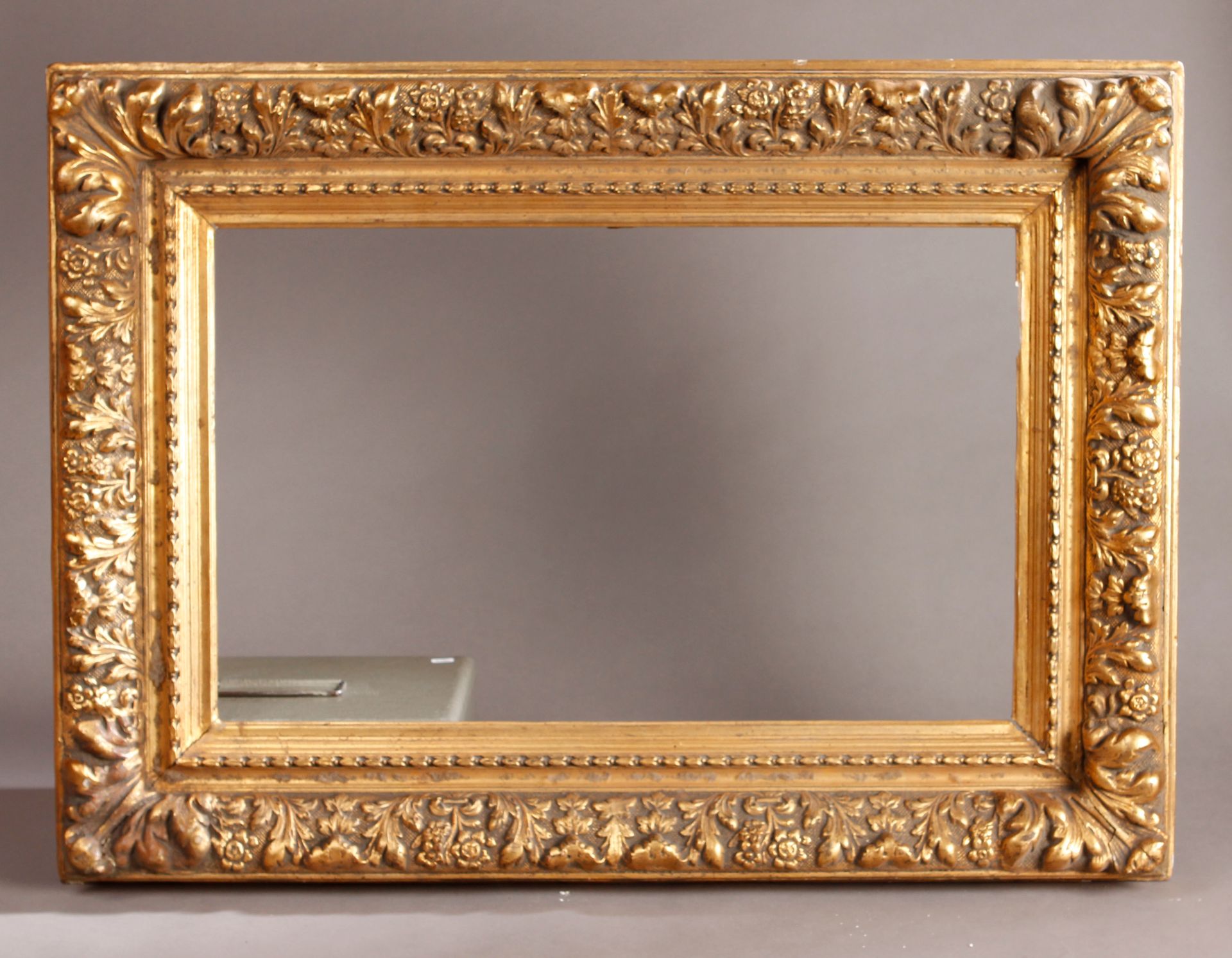 Null Wood and gilded stucco frame decorated with palmettes, leaves and flowers.
&hellip;