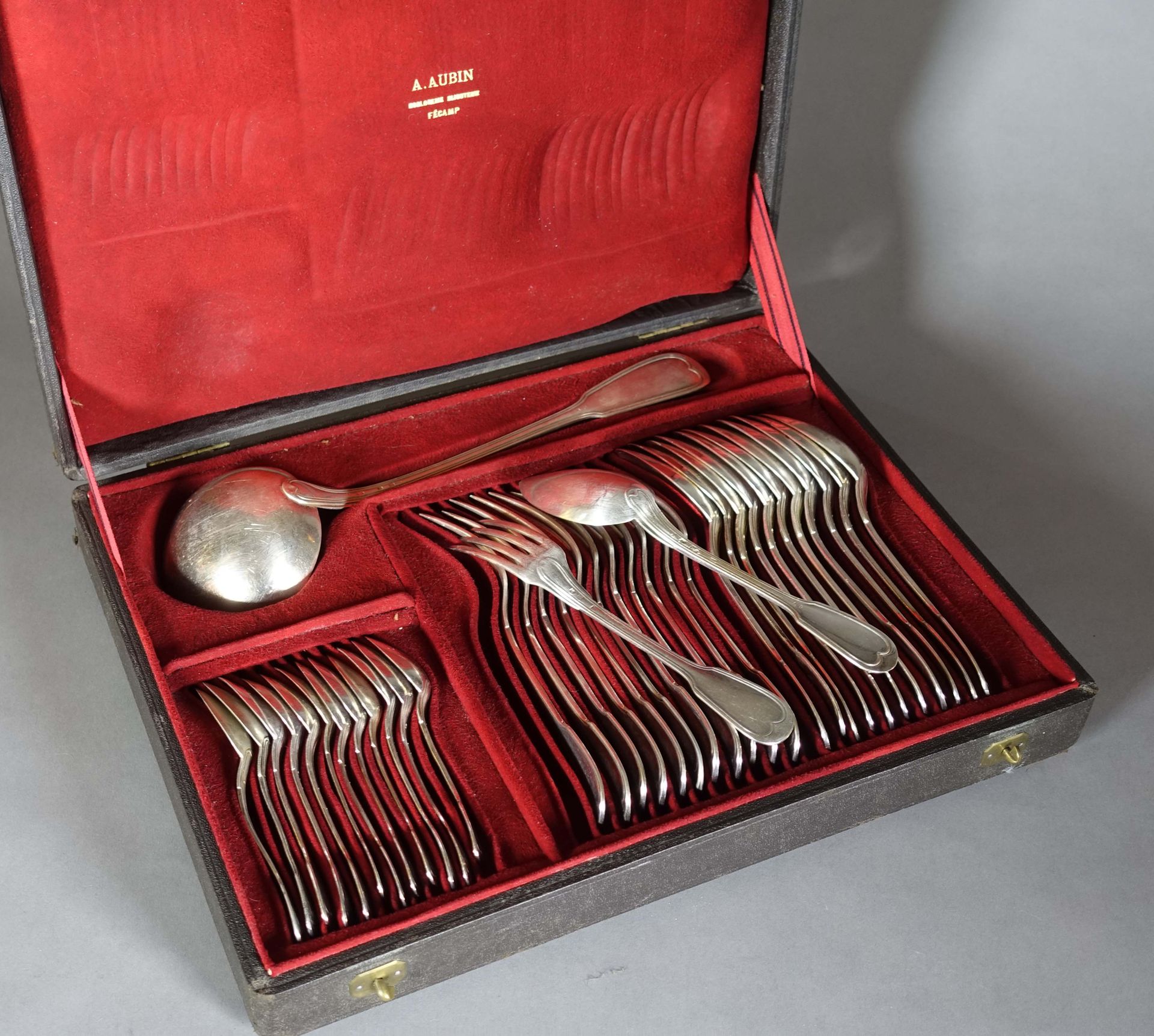 Null 在一个盒子里，一个白色的金属家用套装包括：12个大餐具，12个小勺子和一个勺子。