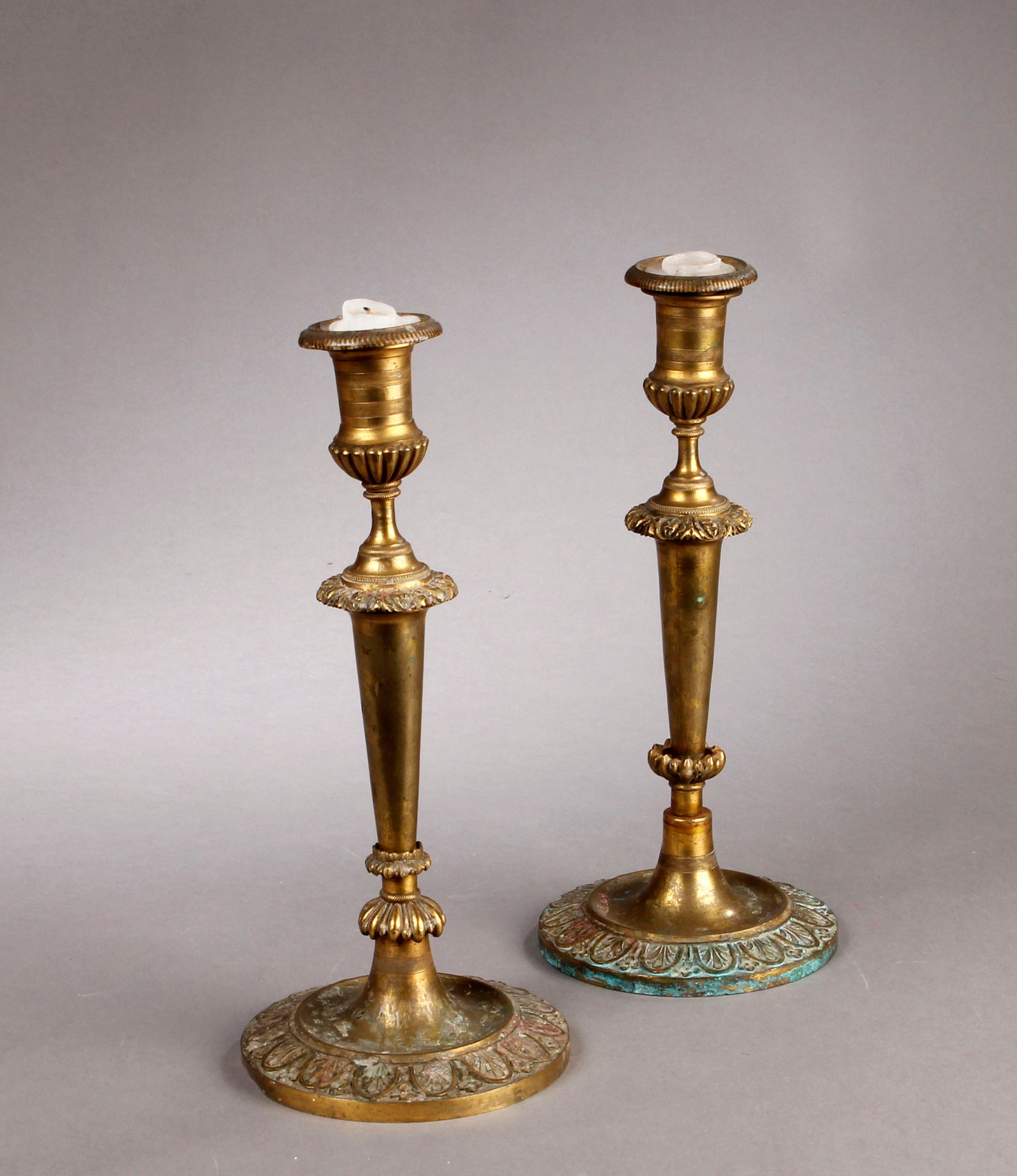 Null 一对青铜开瓶器，圆形底座上有掌纹，圆柱形的轴，有纹饰的把手。
19世纪。
H.29厘米