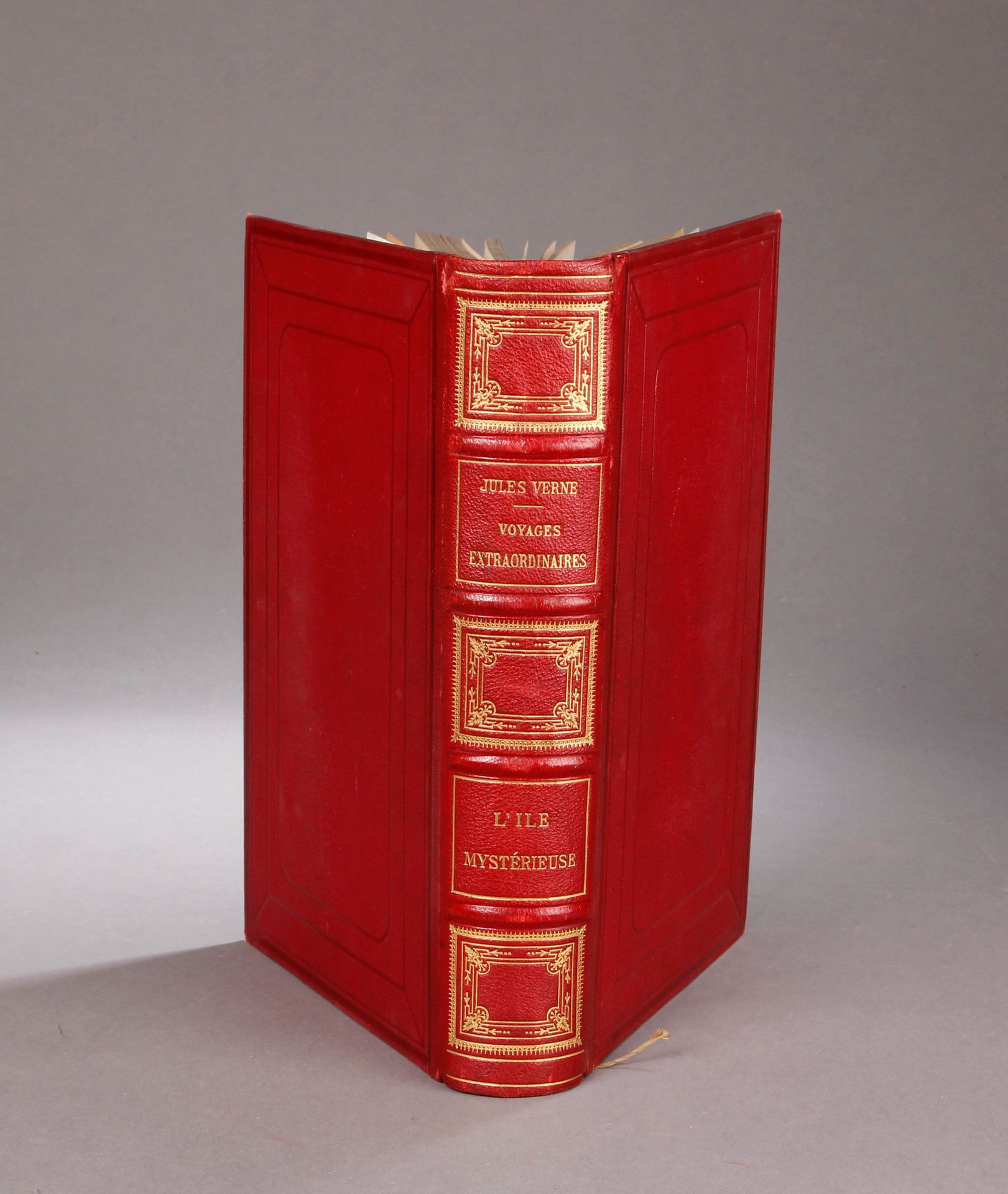 Jules VERNE / HETZEL. 神秘岛》。由贝林印刷。
出版商的红色半鹿皮装订，红色珍珠岩板，四肋的书脊饰有镀金铁钉，镀金边缘。
Férat绘制的1&hellip;
