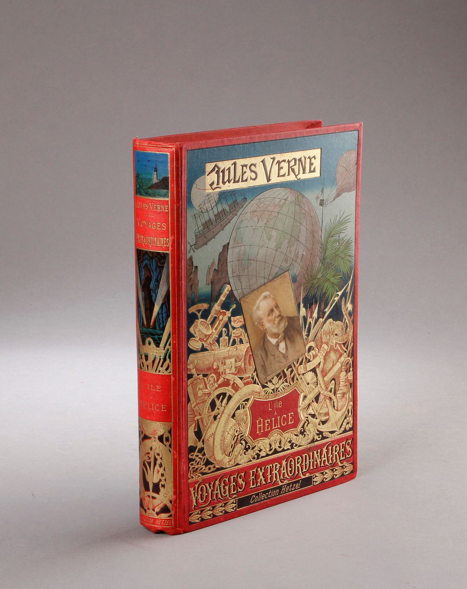 Jules VERNE / HETZL. 赫利斯岛》(L'Ile à Hélice) (1895)。多色板，带胶合画像，书脊有灯塔（e型）。由Lenègre装订&hellip;