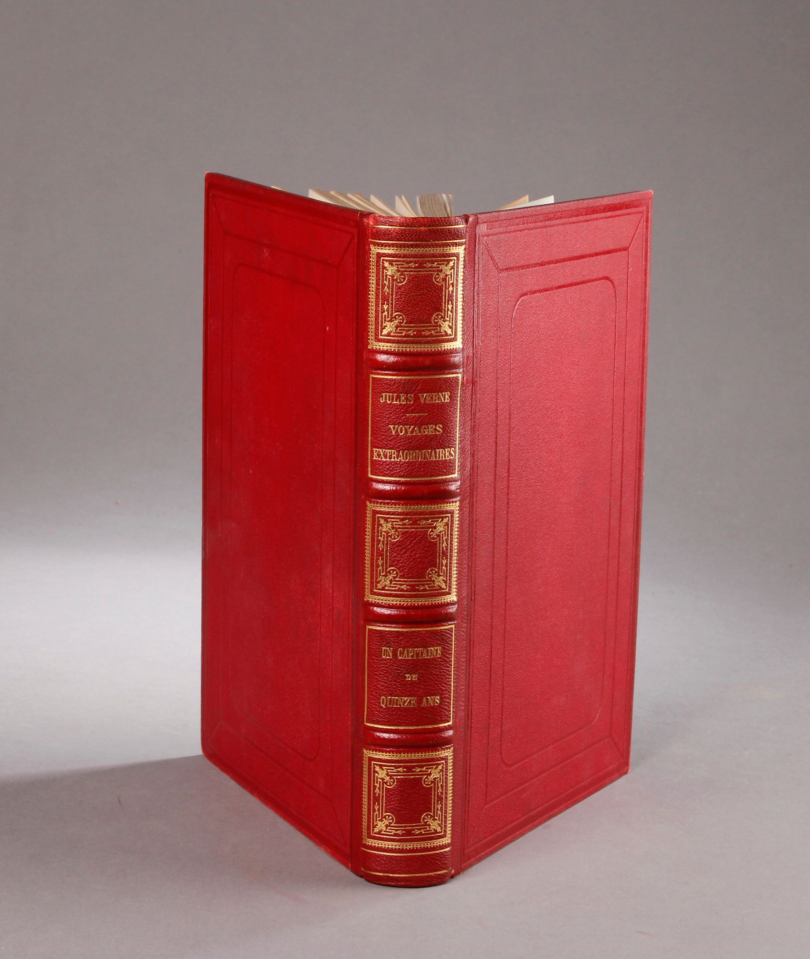 Jules VERNE / HETZEL. 一个十五岁的上尉。
小恶魔。贝林。红色半漆膜装订，红色珍珠岩板，四肋的书脊饰有镀金铁，镀金边缘。 (2)-372页（&hellip;