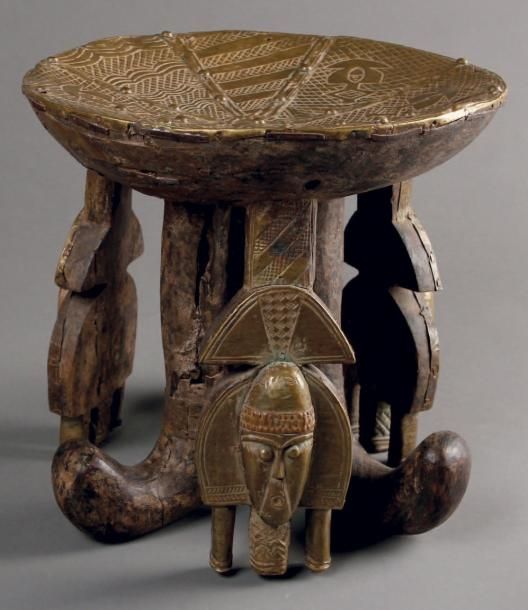 AFRIQUE TABOURET décoré de masques KOTA et recouvert d'une feuille de cuivre.