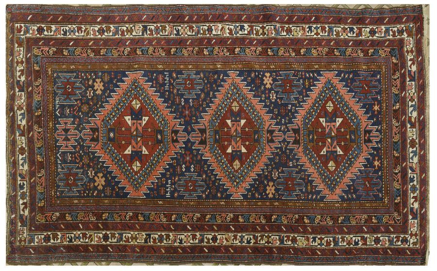 CHIRVAN (Caucase), début du XXe siècle TAPIS en laine à décor sur champ bleu de &hellip;
