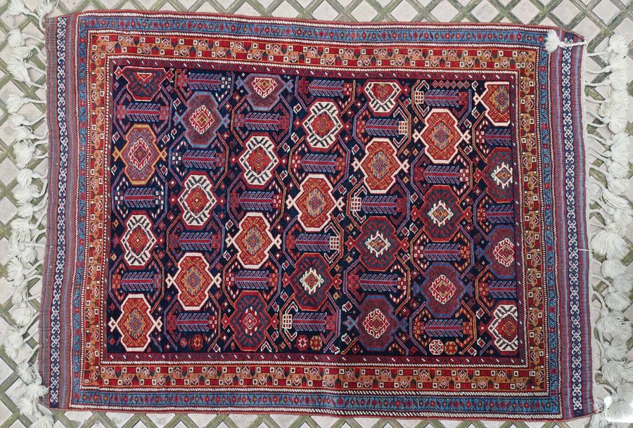 KHAMSEH (Iran, famille des QUASGAI), milieu du XXe siècle TAPIS en laine à décor&hellip;