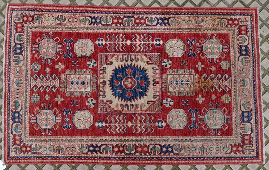 KAZAK (Sud Caucase), vers 1990 TAPIS en laine à décor sur fond rouge brique de c&hellip;