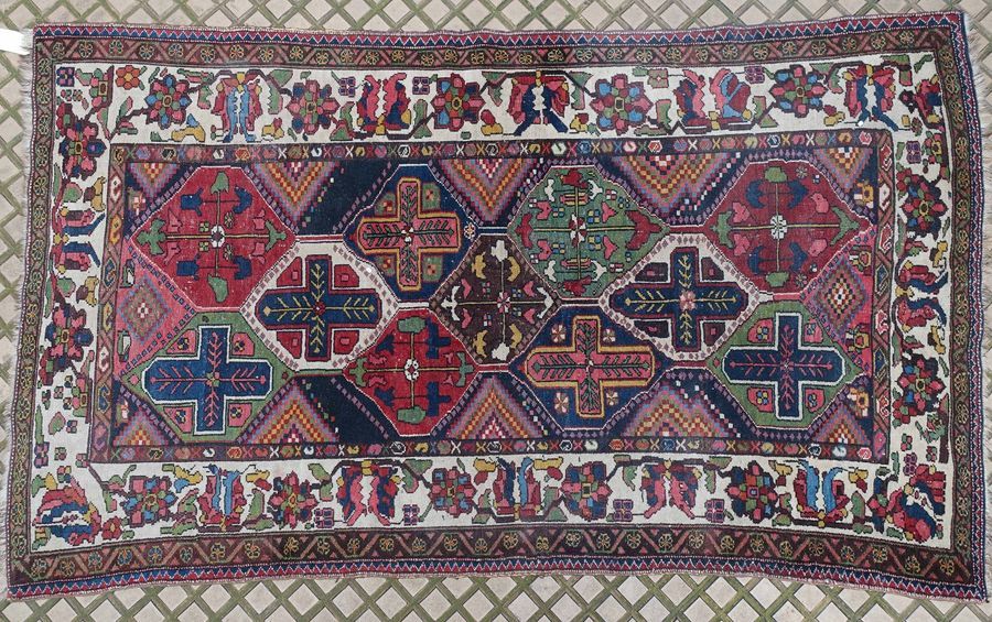 BAKTIAR (Iran), vers 1960 TAPIS en velours de laine sur fondations en coton à dé&hellip;