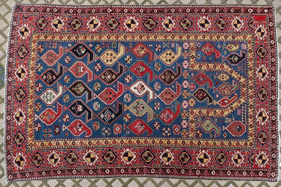 CHIRVAN (Caucase), milieu du XXe siècle TAPIS DE PRIÈRE en laine à décor sur cha&hellip;
