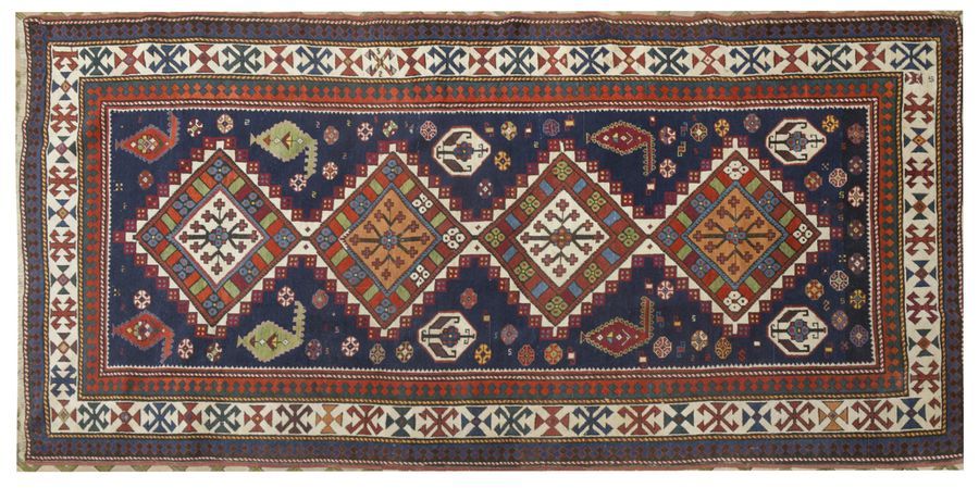 KABRISTAN (Caucase), début du XXe siècle TAPIS en laine à décor sur champ bleu n&hellip;