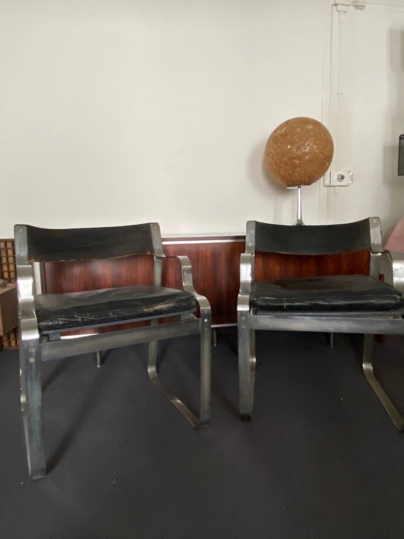 Null DESIGN ITALIEN 

Paire de fauteuils en métal chromé, dossier et assise coul&hellip;