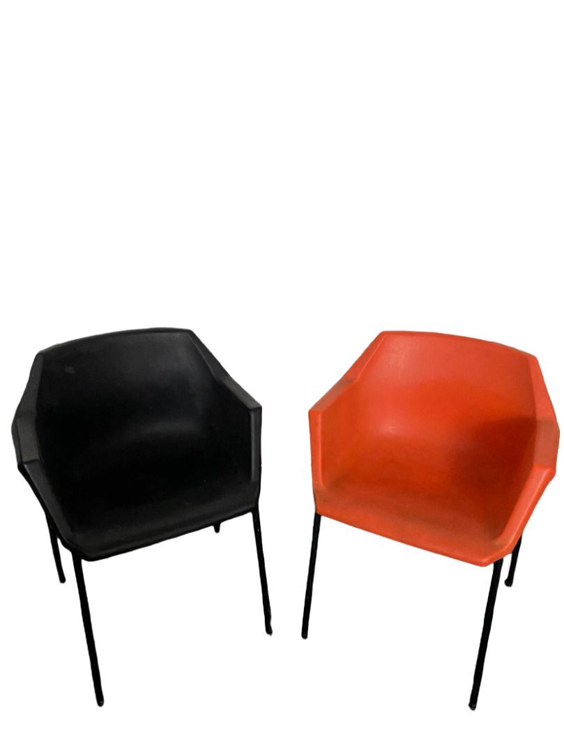Null 一对彩色树脂堆叠扶手椅，一个是橙色，另一个是黑色，黑色漆面金属腿

约1960-1970年

76 x 58 x 39厘米或29.9 x 22.8 x&hellip;